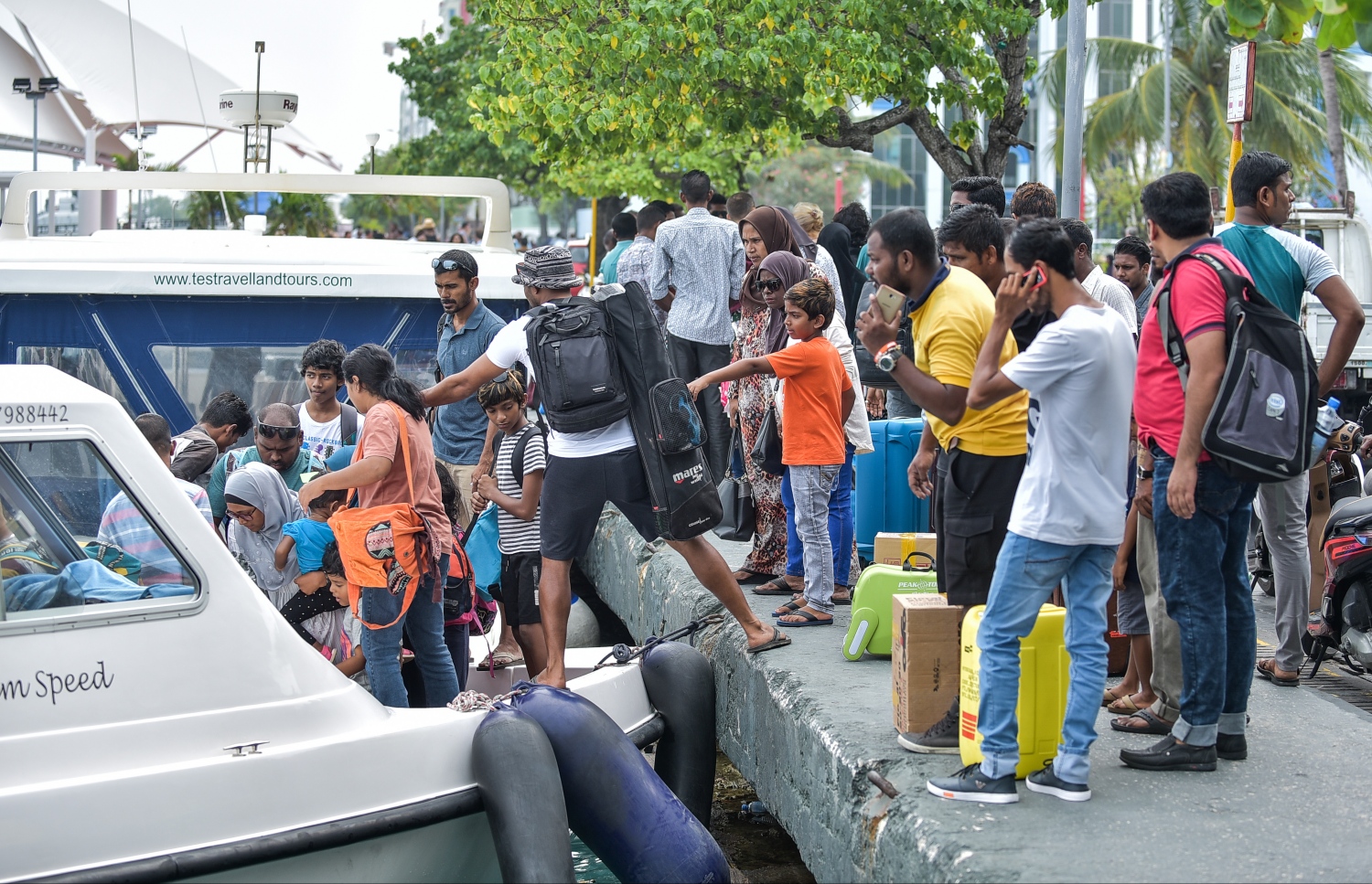 މާލެ: ޑިސެމްބަރު 30، 2017- އާ އަހަރުގެ ފެށުން ފާހަގަކުރުމަށް މާލެއިން ދާ ބަޔަކު ލޯންޗަކަށް އަރަނީ: އާ އަހަރު ފެށުން ފާހަގަކުރުމާ ދިމާކޮށް ގިނަ ބަޔަކު ވަނީ ބައެއް ރަށްރަށާއި ރިސޯޓުތަކަށް ގޮސްފައި.---ފޮޓޯ: ނިޝާން އަލީ/މިހާރު