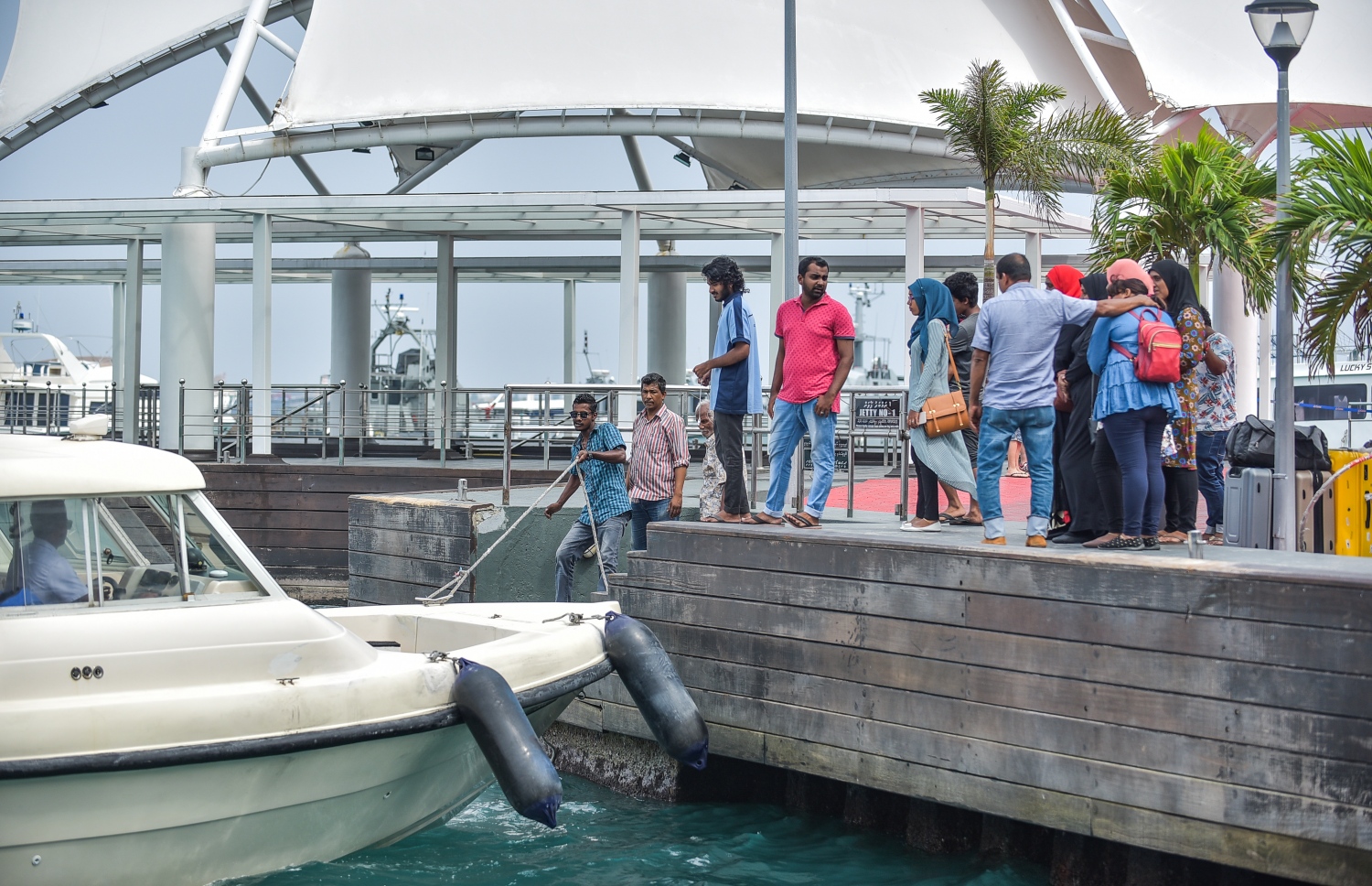 މާލެ: ޑިސެމްބަރު 30، 2017- ރަށަކަށް ފުރުމަށްޓަކައި ބަޔަކު ލޯންޗަކަށް އަރަނީ: އާ އަހަރު ފެށުން ފާހަގަކުރުމާ ދިމާކޮށް ގިނަ ބަޔަކު ވަނީ ބައެއް ރަށްރަށާއި ރިސޯޓުތަކަށް ގޮސްފައި.---ފޮޓޯ: ނިޝާން އަލީ/މިހާރު