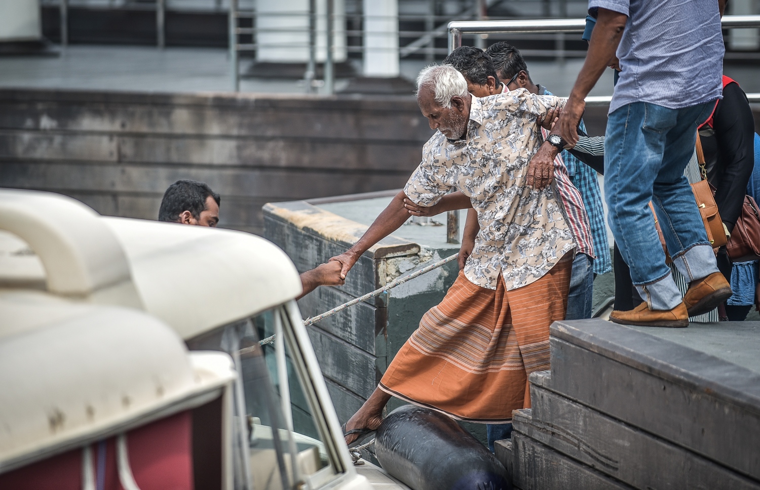 މާލެ: ޑިސެމްބަރު 30، 2017- ރަށަކަށް ފުރުމަށްޓަކައި އުމުރުން ދުވަސްވީ މީހަކު ލޯންޗަކަށް އަރަނީ: އާ އަހަރު ފެށުން ފާހަގަކުރުމާ ދިމާކޮށް ގިނަ ބަޔަކު ވަނީ ބައެއް ރަށްރަށާއި ރިސޯޓުތަކަށް ގޮސްފައި.---ފޮޓޯ: ނިޝާން އަލީ/މިހާރު