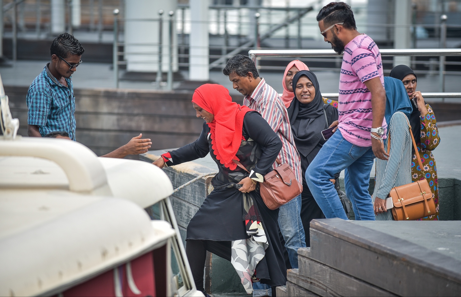 މާލެ: ޑިސެމްބަރު 30، 2017- ރަށަކަށް ފުރުމަށްޓަކައި ބަޔަކު ލޯންޗަކަށް އަރަނީ: އާ އަހަރު ފެށުން ފާހަގަކުރުމާ ދިމާކޮށް ގިނަ ބަޔަކު ވަނީ ބައެއް ރަށްރަށާއި ރިސޯޓުތަކަށް ގޮސްފައި.---ފޮޓޯ: ނިޝާން އަލީ/މިހާރު