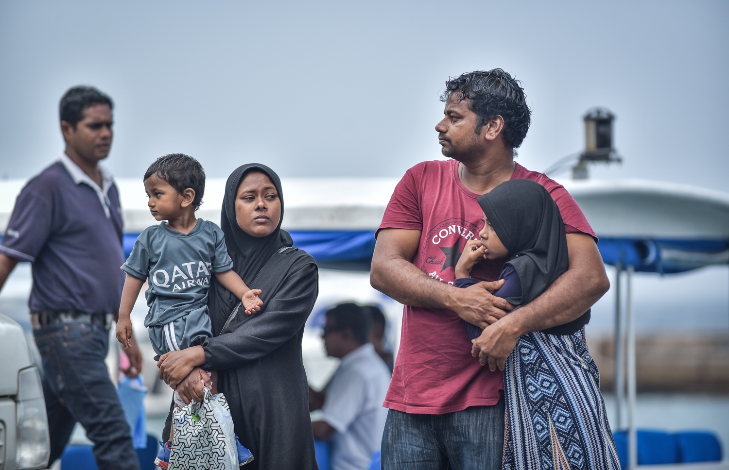 މާލެ: ޑިސެމްބަރު 30، 2017- ރަށަކަށް ފުރުމަށްޓަކައި ބަނދަރުމަތީގައި ބަޔަކު މަޑުކޮށްލައިގެން: އާ އަހަރު ފެށުން ފާހަގަކުރުމާ ދިމާކޮށް ގިނަ ބަޔަކު ވަނީ ބައެއް ރަށްރަށާއި ރިސޯޓުތަކަށް ގޮސްފައި.---ފޮޓޯ: ނިޝާން އަލީ/މިހާރު