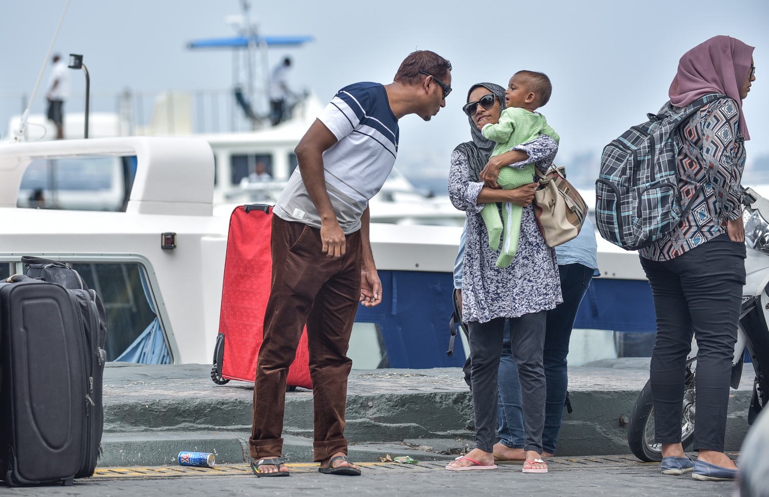 މާލެ: ޑިސެމްބަރު 30، 2017- ރަށަކަށް ފުރުމަށްޓަކައި މާލޭގެ ބަނދަރު ސަރަހައްދުގައި ލަގެޖާއެކު ބަޔަކު މަޑުކޮށްލައިގެން: އާ އަހަރު ފެށުން ފާހަގަކުރުމާ ދިމާކޮށް ގިނަ ބަޔަކު ވަނީ ބައެއް ރަށްރަށާއި ރިސޯޓުތަކަށް ގޮސްފައި.---ފޮޓޯ: ނިޝާން އަލީ/މިހާރު