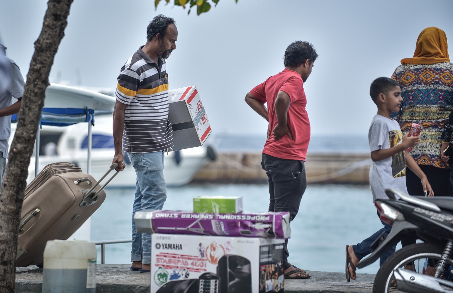 މާލެ: ޑިސެމްބަރު 30، 2017- މާލެއިން ފުރާ ދޯންޏަކަށް ބައެއް ސާމާނު އަރުވަނީ: އާ އަހަރު ފެށުން ފާހަގަކުރުމާ ދިމާކޮށް ގިނަ ބަޔަކު ވަނީ ބައެއް ރަށްރަށާއި ރިސޯޓުތަކަށް ގޮސްފައި.---ފޮޓޯ: ނިޝާން އަލީ/މިހާރު