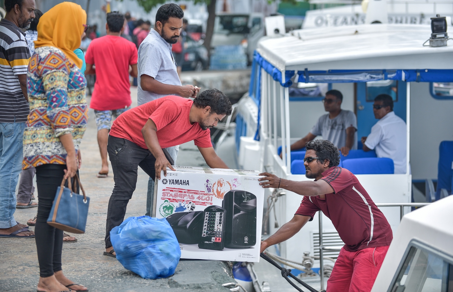 މާލެ: ޑިސެމްބަރު 30، 2017- މާލެއިން ފުރާ ދޯންޏަކަށް ބައެއް ސާމާނު އަރުވަނީ: އާ އަހަރު ފެށުން ފާހަގަކުރުމާ ދިމާކޮށް ގިނަ ބަޔަކު ވަނީ ބައެއް ރަށްރަށާއި ރިސޯޓުތަކަށް ގޮސްފައި.---ފޮޓޯ: ނިޝާން އަލީ/މިހާރު