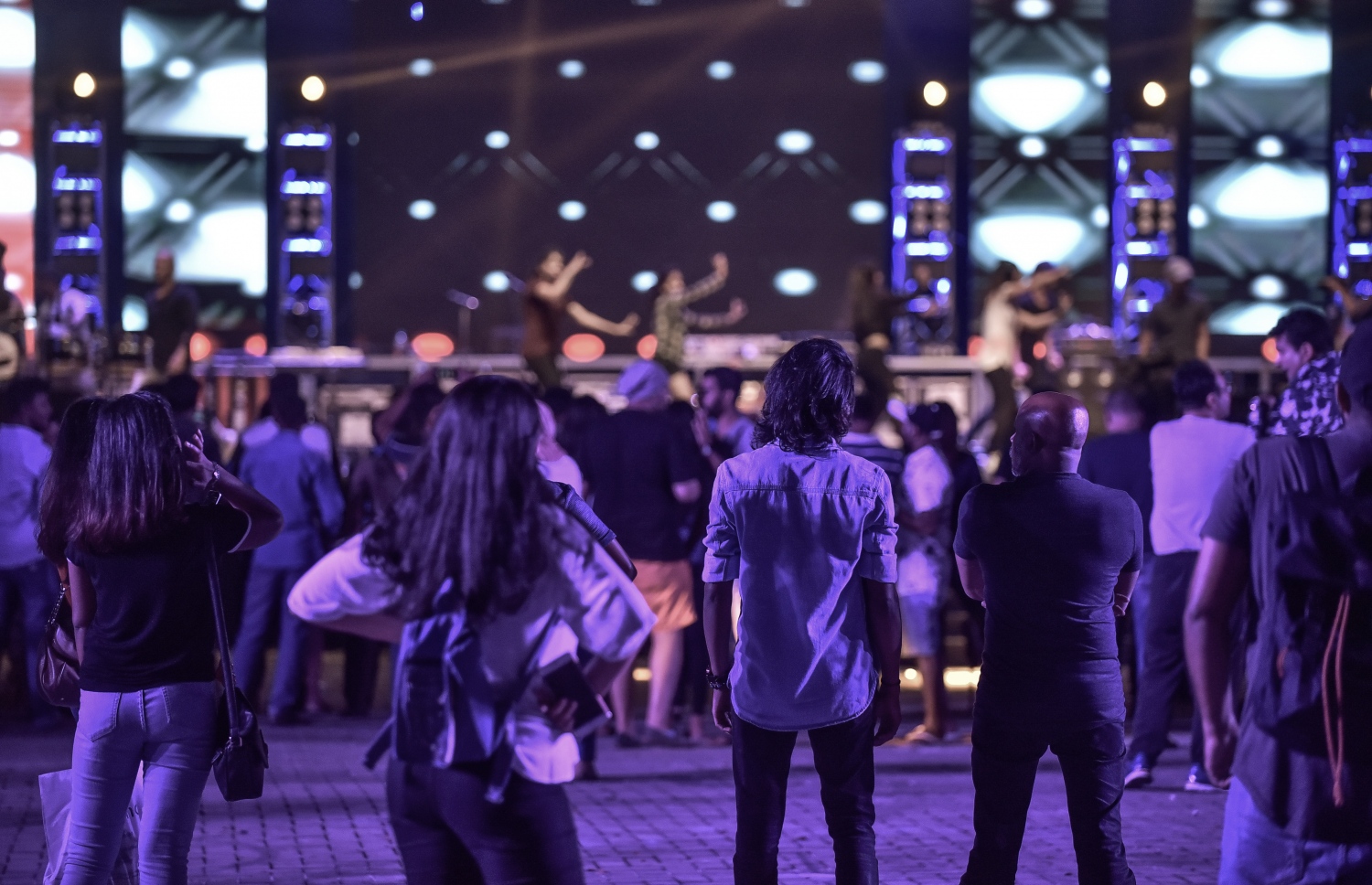 މާލެ: ޑިސެމްބަރު 30، 2017- އާ އަހަރު ފެށުން ފާހަގަކުރުމަށް އަލިމަސް ކާނިވަލުގައި މިރޭ ބާއްވާ ޝޯ ގެ ރިހާސަލް ކުރިއަށް ގެންދަނީ: މި ޝޯ ބާއްވަނީ ޔޫއޭއީގެ ކުންފުންޏެއް ކަމަށްވާ ޕޯޓްފޯލިއޯ މެނޭޖްމެންޓް އެންޑް އިވެންޓްސްއާ ހަވާލުކޮށްގެން. އެހެންވެ މި ފަހަރުގެ ޝޯ ކުރިއަށް ވުރެ ފުރިހަމަވާނެ ކަމަށް އެމްއައިޓީސީން ގަބޫލުކުރޭ.---ފޮޓޯ: ނިޝާން އަލީ/މިހާރު