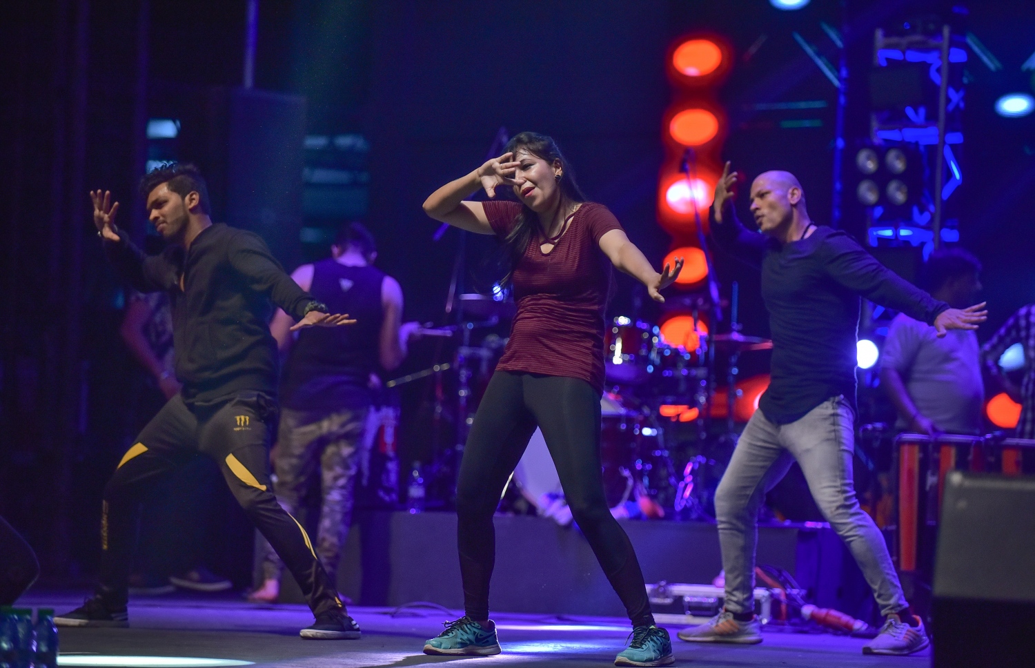 މާލެ: ޑިސެމްބަރު 30، 2017- އާ އަހަރުގެ ފެށުން ފާހަގަކުރުމަށް އަލިމަސް ކާނިވަލުގައި ބާއްވާ ޝޯ ގެ ރިހާސަލްގައި ބޮލީވުޑް ޑާންސް ގުރޫޕް ބޮލީ ސްލޭކްސް، ޕާފޯމް ކުރަނީ: އާ އަހަރުގެ ޝޯ އިންތިޒާމް ކުރާ އެމްއައިޓީޑީސީން ބުނާގޮތުގައި އެހެން އަހަރުތަކަށް ވުރެ މި އަހަރުގެ ޝޯ ފުރިހަމަވާނެ. އެގޮތުން އެންމެ ބޮޑު ބަދަލެއް އަންނާނީ ޝޯގެ ލައިޓިން އަދި ސައުންޑަށް ކަމަށް އެ ކުންފުނިން ބުނޭ.---ފޮޓޯ:ނިޝާން އަލީ/މިހާރު