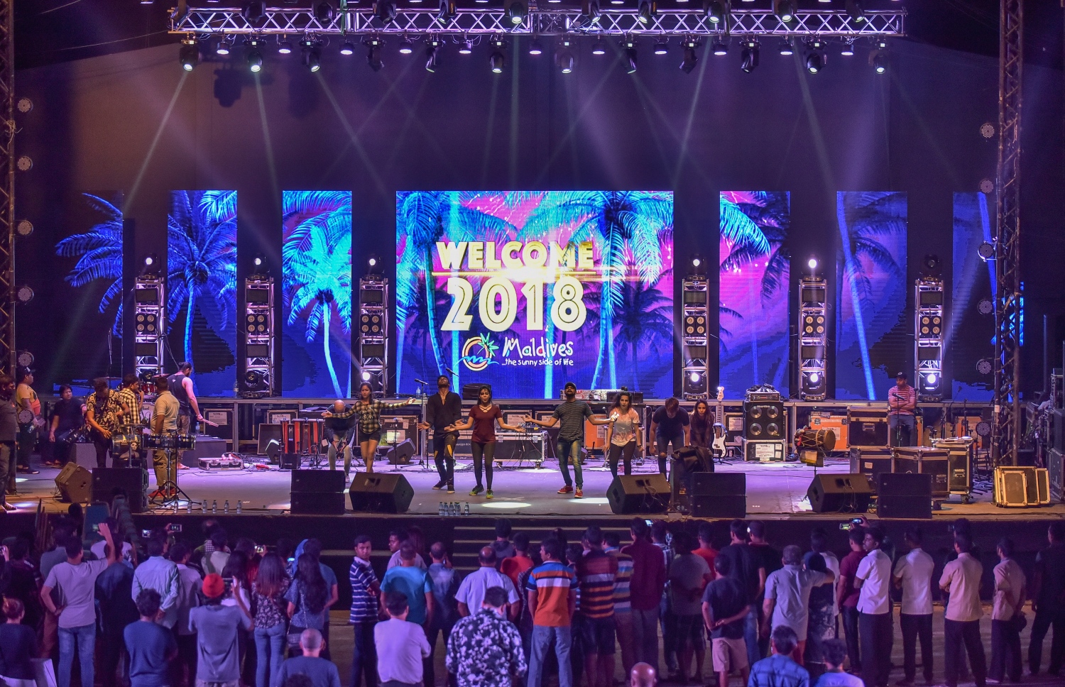 މާލެ: ޑިސެމްބަރު 30، 2017- އާ އަހަރު ފެށުން ފާހަގަކުރުމަށް އަލިމަސް ކާނިވަލުގައި މިރޭ ބާއްވާ ޝޯ ގެ ރިހާސަލް ކުރިއަށް ގެންދަނީ: މި ޝޯ ބާއްވަނީ ޔޫއޭއީގެ ކުންފުންޏެއް ކަމަށްވާ ޕޯޓްފޯލިއޯ މެނޭޖްމެންޓް އެންޑް އިވެންޓްސްއާ ހަވާލުކޮށްގެން. އެހެންވެ މި ފަހަރުގެ ޝޯ ކުރިއަށް ވުރެ ފުރިހަމަވާނެ ކަމަށް އެމްއައިޓީސީން ގަބޫލުކުރޭ.---ފޮޓޯ: ނިޝާން އަލީ/މިހާރު