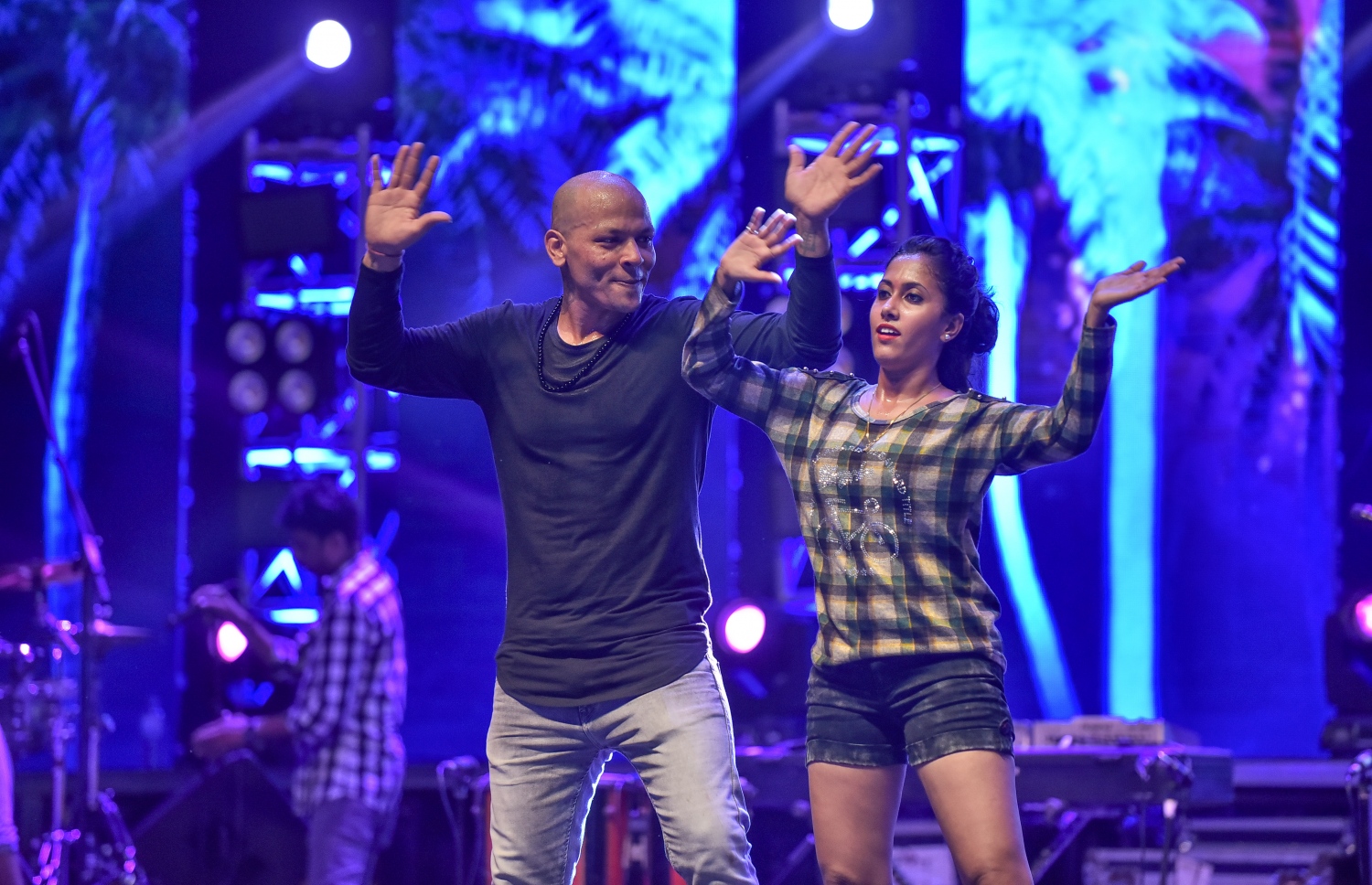 މާލެ: ޑިސެމްބަރު 30، 2017-، އާ އަހަރު ފެށުން ފާހަގަކުރުމަށް އަލިމަސް ކާނިވަލުގައި ބާއްވާ ޝޯ ގެ ރިހާސަލްގައި ބޮލީވުޑް ޑާންސް ގުރޫޕް ބޮލީ ސްލޭކްސް، ޕާފޯމް ކުރަނީ: އާ އަހަރުގެ ޝޯ އިންތިޒާމް ކުރާ އެމްއައިޓީޑީސީން ބުނާގޮތުގައި އެހެން އަހަރުތަކަށް ވުރެ މި އަހަރުގެ ޝޯ ފުރިހަމަވާނެ. އެގޮތުން އެންމެ ބޮޑު ބަދަލެއް އަންނާނީ ޝޯގެ ލައިޓިން އަދި ސައުންޑަށް ކަމަށް އެ ކުންފުނިން ބުނޭ.---ފޮޓޯ:ނިޝާން އަލީ/މިހާރު