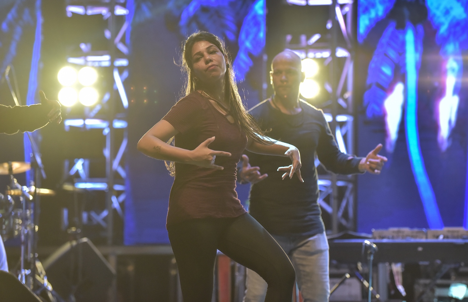 މާލެ: ޑިސެމްބަރު 30، 2017-، އާ އަހަރުގެ ފެށުން ފާހަގަކުރުމަށް އަލިމަސް ކާނިވަލުގައި ބާއްވާ ޝޯ ގެ ރިހާސަލްގައި ބޮލީވުޑް ޑާންސް ގުރޫޕް ބޮލީ ސްލޭކްސް، ޕާފޯމް ކުރަނީ: އާ އަހަރުގެ ޝޯ އިންތިޒާމް ކުރާ އެމްއައިޓީޑީސީން ބުނާގޮތުގައި އެހެން އަހަރުތަކަށް ވުރެ މި އަހަރުގެ ޝޯ ފުރިހަމަވާނެ. އެގޮތުން އެންމެ ބޮޑު ބަދަލެއް އަންނާނީ ޝޯގެ ލައިޓިން އަދި ސައުންޑަށް ކަމަށް އެ ކުންފުނިން ބުނޭ.---ފޮޓޯ:ނިޝާން އަލީ/މިހާރު