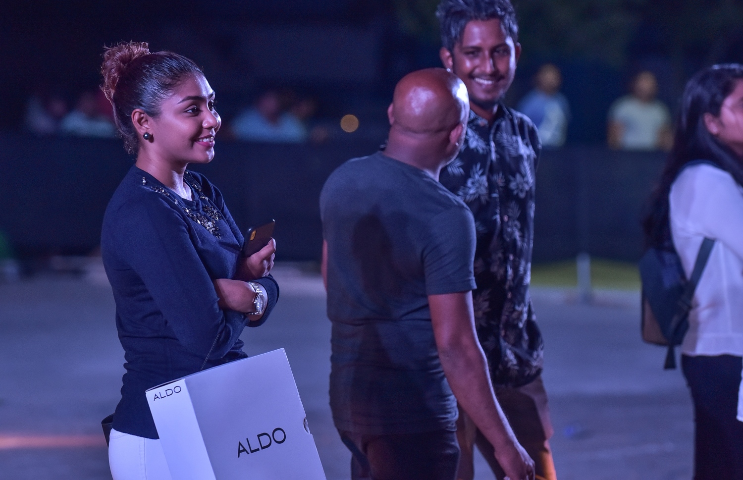 މާލެ: ޑިސެމްބަރު 30، 2017- އާ އަހަރު ފެށުން ފާހަގަކުރުމަށް އަލިމަސް ކާނިވަލުގައި މިރޭ ބާއްވާ ޝޯ ގެ ރިހާސަލްގައި މަޝްހޫރު ލަވަކިޔުންތެރިޔާ ރިޒޫ އާއި އަދި އެހެން ބައެއް ލަވަކިޔުންތެރިން ބައިވެރިވަނީ: މި ޝޯ ގައި ބޮލީވުޑްގެ ފަންނާނުގެ އިތުރުން ދިވެހި ފަންނާނުންގެ ހަރަކާތްތައް ވެސް ފެންނާނެ.---ފޮޓޯ: ނިޝާން އަލީ/މިހާރު