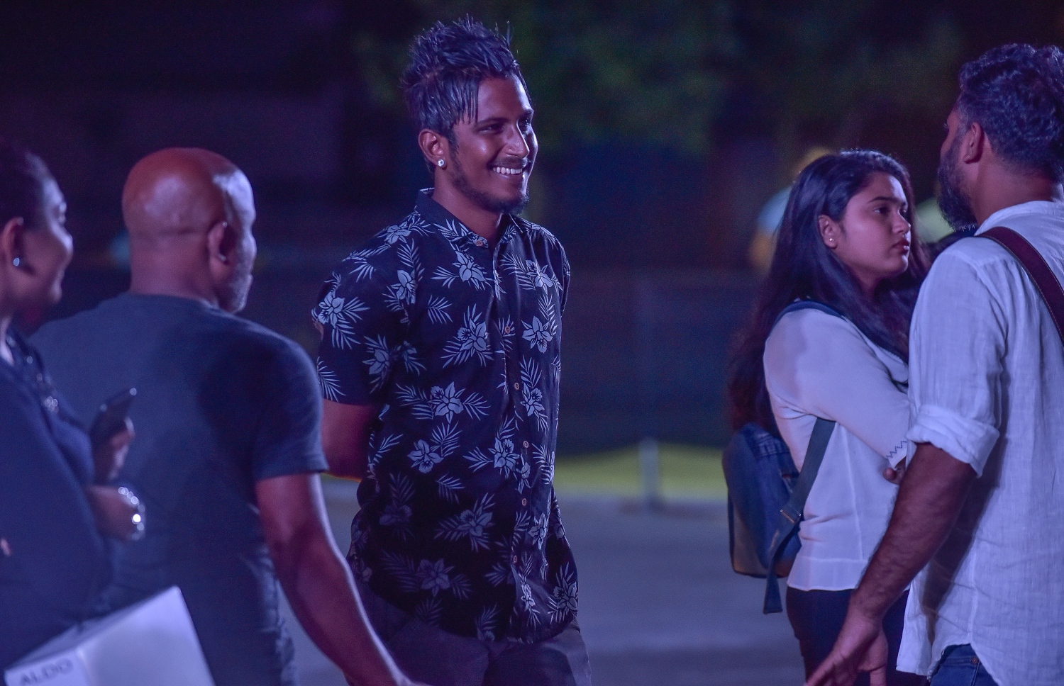 މާލެ: ޑިސެމްބަރު 30، 2017- އާ އަހަރު ފެށުން ފާހަގަކުރުމަށް އަލިމަސް ކާނިވަލުގައި މިރޭ ބާއްވާ ޝޯ ގެ ރިހާސަލްގައި މަޝްހޫރު ލަވަކިޔުންތެރިޔާ މުހައްމަދު އަބްދުލް ޣަނީ (ތޭރަވާ) އަދި ލަވަކިޔުންތެރިޔާ ޔާމީން ބައިވެރިވަނީ: މި ޝޯ ގައި ބޮލީވުޑްގެ ފަންނާނުގެ އިތުރުން ދިވެހި ފަންނާނުންގެ ހަރަކާތްތައް ވެސް ފެންނާނެ.---ފޮޓޯ: ނިޝާން އަލީ/މިހާރު