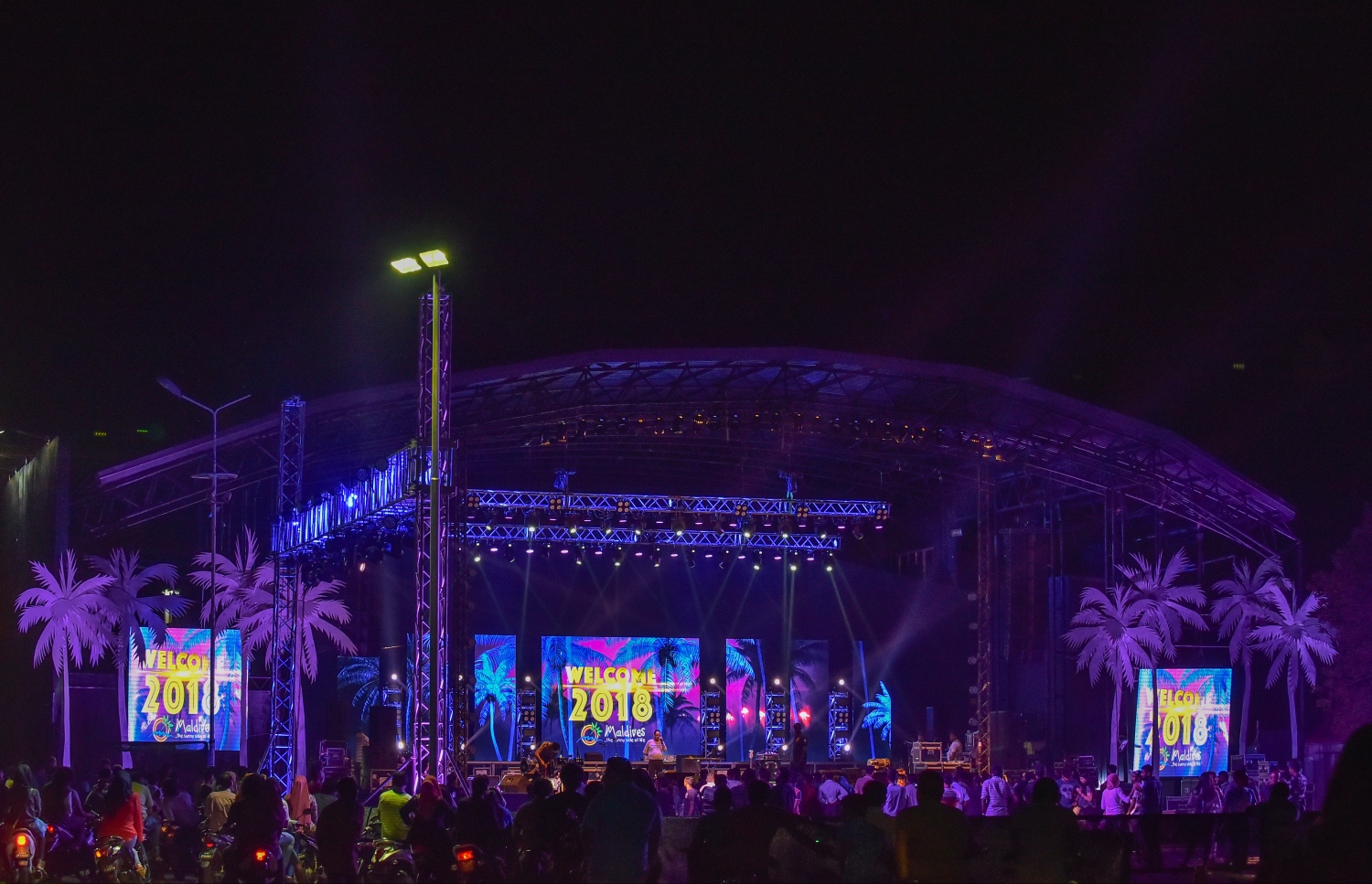 މާލެ: ޑިސެމްބަރު 30، 2017- އާ އަހަރު ފެށުން ފާހަގަކުރުމަށް އަލިމަސް ކާނިވަލުގައި މިރޭ ބާއްވާ ޝޯ ގެ ރިހާސަލްގައި، ސައުންޑާއި ލައިޓިން ޓެސްޓް ކުރަނީ: އާ އަހަރުގެ ޝޯ އިންތިޒާމްކުރާ އެމްއައިޓީޑީސީން ބުނީ އެހެން އަހަރުތަކަށް ވުރެ މި އަހަރުގެ ޝޯ ފުރިހަމަވާނެ ކަމަށް. އަދި އެންމެ ބޮޑު ބަދަލެއް އަންނާނީ ޝޯ ގެ ލައިޓިން އާއި ސައުންޑަށް ކަމަށް އެ ކުންފުނިން ބުނޭ.---ފޮޓޯ: ނިޝާން އަލީ/މިހާރު