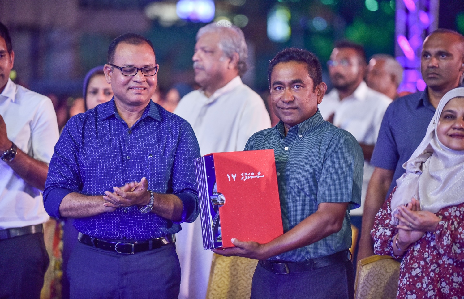 މާލެ: ޑިސެމްބަރު 31، 2017- އާ އަހަރު ފެށުން ފާހަގަކުރަން އަލިމަސް ކާނިވަލުގައި ބޭއްވި ހަރަކާތުގައި، މިދިޔަ 17 އަހަރު ރާއްޖޭގައި ހިނގާފައިވާ މުހިއްމު ހާދިސާތައް ހިމަނައިގެން ސަރުކާރުން ތައްޔާރުކުރި ފޮތް، "ސާސްކަފުގެ 17" ރައީސް އަބްދުﷲ ޔާމީން ނެރެދެއްވަނީ.---ފޮޓޯ: ނިޝާން އަލީ/މިހާރު