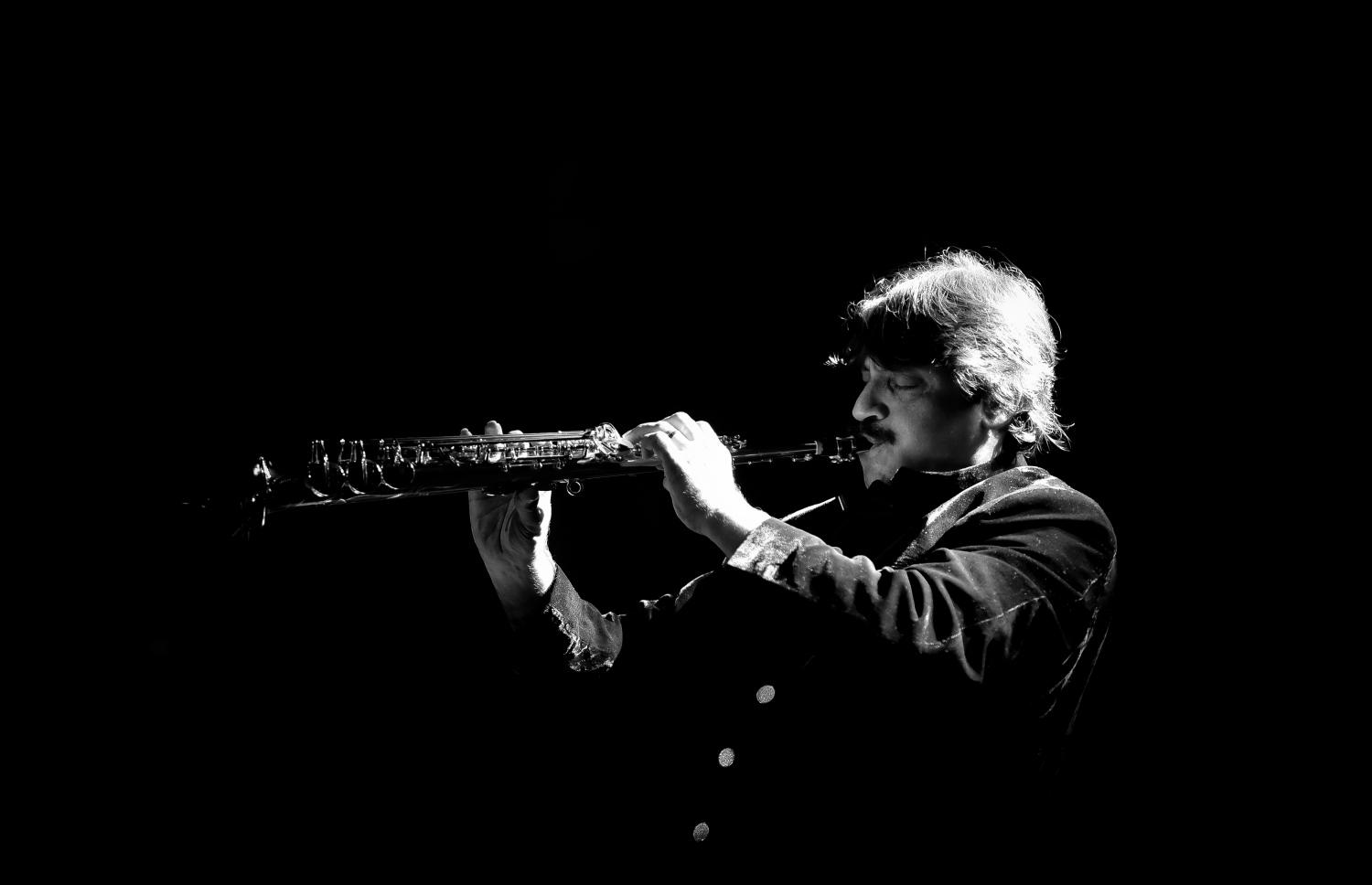 މާލެ: ޑިސެމްބަރު 31، 2017- އާ އަހަރު ފެށުން ފާހަގަކުރަން އަލިމަސް ކާނިވަލުގައި ބޭއްވި މިއުޒިކް ޝޯ ގެ ތެރެއިން: ފޯރިގަދަ މި ޝޯ އަށް ބޮޑު ތަރުހީބެއް ލިބުނު.---ފޮޓޯ: ނިޝާން އަލީ/މިހާރު