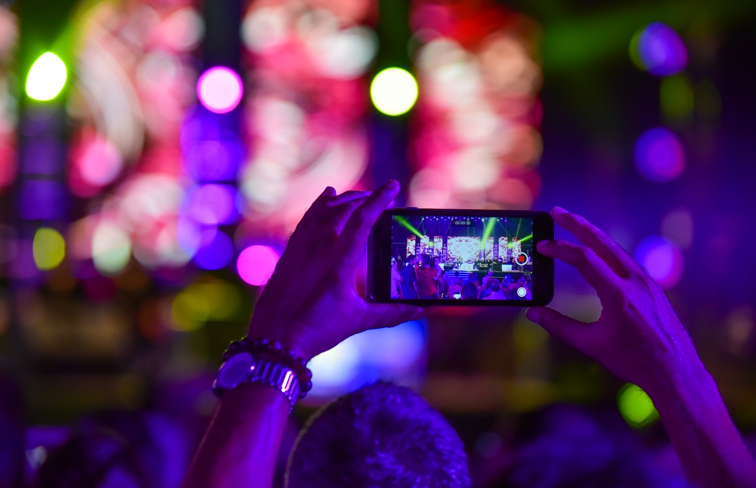 މާލެ: ޑިސެމްބަރު 31، 2017- އާ އަހަރު ފެށުން ފާހަގަކުރަން އަލިމަސް ކާނިވަލުގައި ބޭއްވި މިއުޒިކް ޝޯ މީހަކު ފޯނުން ވީޑިއޯ ކުރަނީ: ޔޫއޭއީގެ ކުންފުންޏެއް ކަމަށްވާ ޕޯޓްފޯލިއޯ މެނޭޖްމެންޓް އެންޑް އިވެންޓްސްއާ ހަވާލުކޮށްގެން ކުރިއަށް ގެންދިޔަ މިއުޒިކް ޝޯގެ ސައުންޑާއި ލައިޓިންގެ ފެންވަރު އެހެން އަހަރުތަކާ އަޅާ ބަލާއިރު މި ފަހަރު ރަނގަޅުކަން، ޝޯ ބޭއްވި އެމްއައިޓީޑީސީން ފާހަގަކުރޭ.---ފޮޓޯ: ނިޝާން އަލީ/މިހާރު