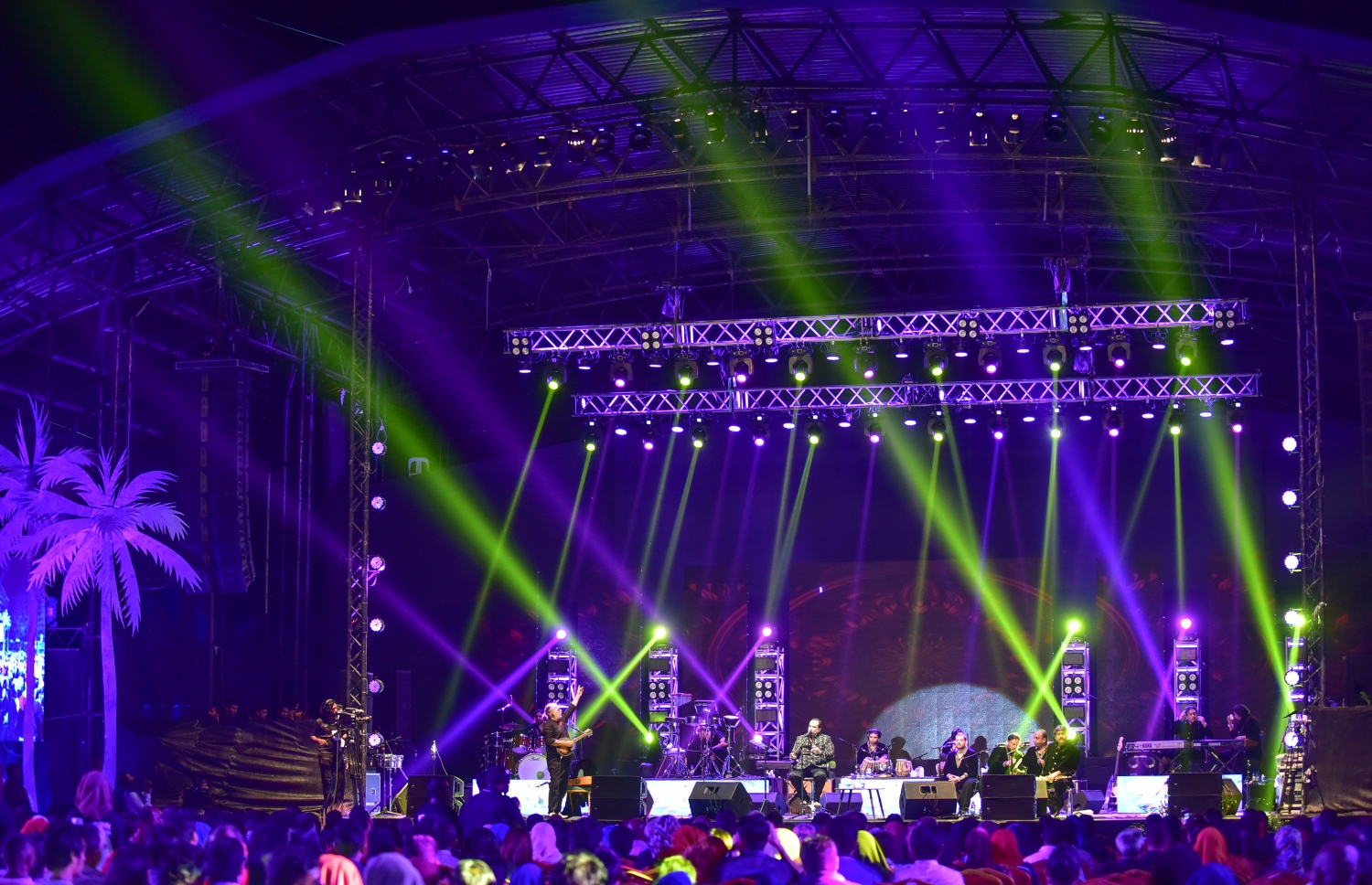 މާލެ: ޑިސެމްބަރު 31، 2017- އާ އަހަރު ފެށުން ފާހަގަކުރަން އަލިމަސް ކާނިވަލުގައި ބޭއްވި މިއުޒިކް ޝޯގެ ތެރެއިން: ޔޫއޭއީގެ ކުންފުންޏެއް ކަމަށްވާ ޕޯޓްފޯލިއޯ މެނޭޖްމެންޓް އެންޑް އިވެންޓްސްއާ ހަވާލުކޮށްގެން ކުރިއަށް ގެންދިޔަ މިއުޒިކް ޝޯގެ ސައުންޑާއި ލައިޓިންގެ ފެންވަރު އެހެން އަހަރުތަކާ އަޅާ ބަލާއިރު މި ފަހަރު ރަނގަޅުކަން، ޝޯ ބޭއްވި އެމްއައިޓީޑީސީން ފާހަގަކުރޭ.---ފޮޓޯ: ނިޝާން އަލީ/މިހާރު