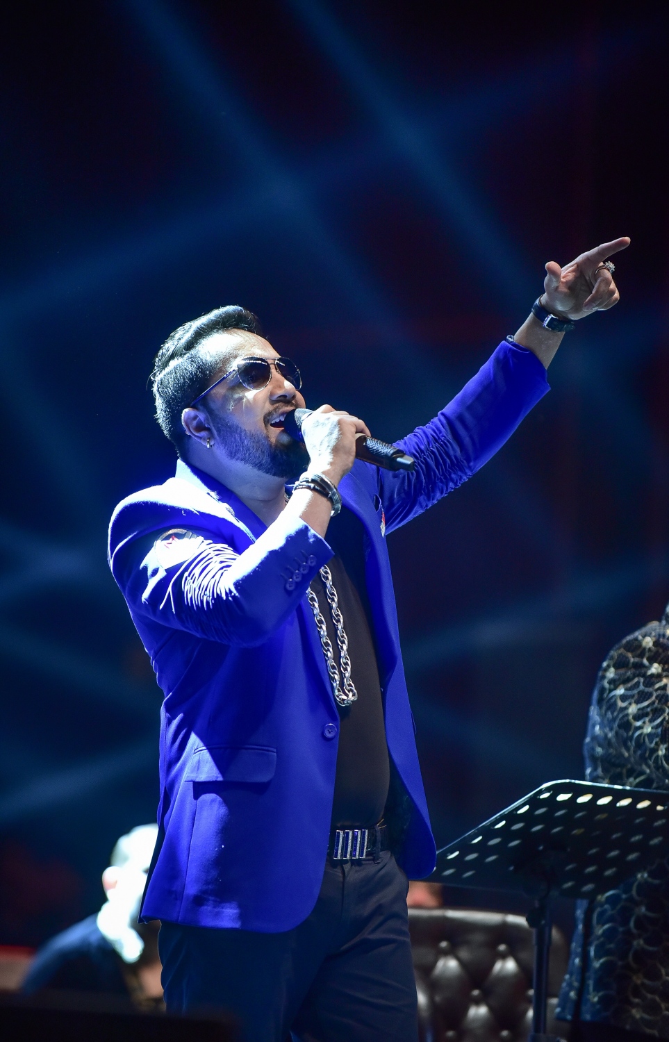 މާލެ: ޑިސެމްބަރު 31، 2017- އާ އަހަރު ފެށުން ފާހަގަކުރަން އަލިމަސް ކާނިވަލުގައި ބޭއްވި މިއުޒިކް ޝޯ ގައި މިކާ ސިންގް ލަވައެއް ހުށަހަޅައިދެނީ: މި ޝޯ އަށް އާންމުންގެ ބޮޑު ތަރުހީބެއް ލިބުނު.---ފޮޓޯ: ނިޝާން އަލީ/މިހާރު