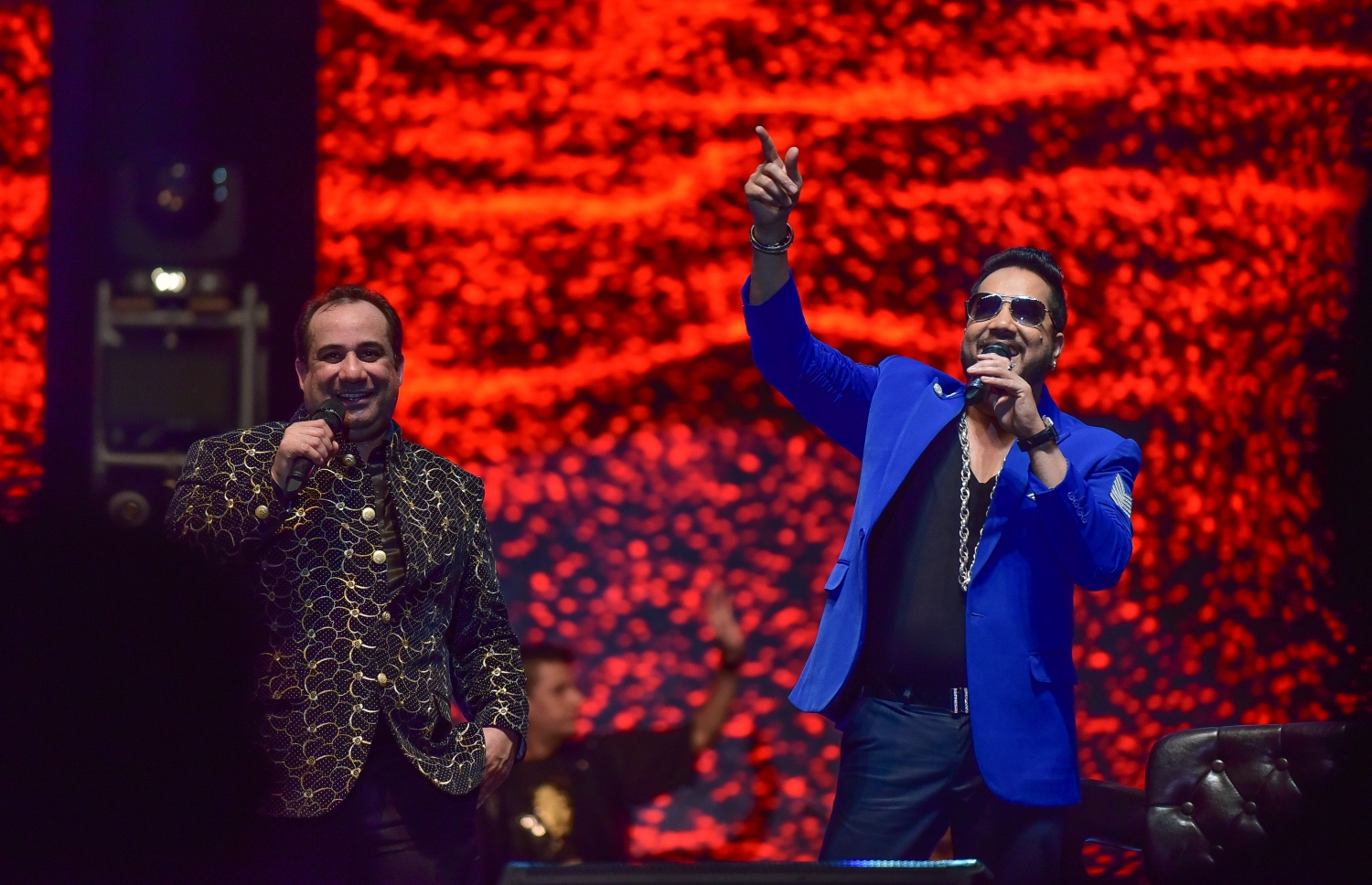 މާލެ: ޑިސެމްބަރު 31، 2017- އާ އަހަރު ފެށުން ފާހަގަކުރަން އަލިމަސް ކާނިވަލުގައި ބޭއްވި ޝޯ ގައި ޕާކިސްތާނުގެ މަޝްހޫރު ލަވަކިޔުންތެރިޔާ ރާހަތު ފާތިހް އަލީ ޚާން (ވ) އަދި ބޮލީވުޑްގެ މަޝްހޫރު ލަވަކިޔުންތެރިޔާ މިކާ ސިންގް ލަވައެއް ހުށަހަޅައިދެނީ.---ފޮޓޯ: ނިޝާން އަލީ/މިހާރު