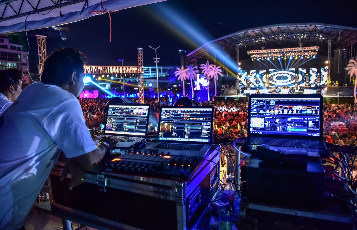 މާލެ: ޑިސެމްބަރު 31، 2017- އާ އަހަރު ފެށުން ފާހަގަކުރަން އަލިމަސް ކާނިވަލުގައި ބޭއްވި ޝޯގެ ބެކްގްރައުންޑްގައި ބައެއް މީހުން ހަރަކާތްތެރިވަނީ: އެމްއައިޓީޑީސީން އިންތިޒާމްކުރި މި ޝޯ ކުރިއަށް ގެންދިޔައީ ޔޫއޭއީގެ ކުންފުންޏެއް ކަމަށްވާ ޕޯޓްފޯލިއޯ މެނޭޖްމެންޓް އެންޑް އިވެންޓްސްއާ ހަވާލުކޮށްގެން.---ފޮޓޯ: ނިޝާން އަލީ/މިހާރު