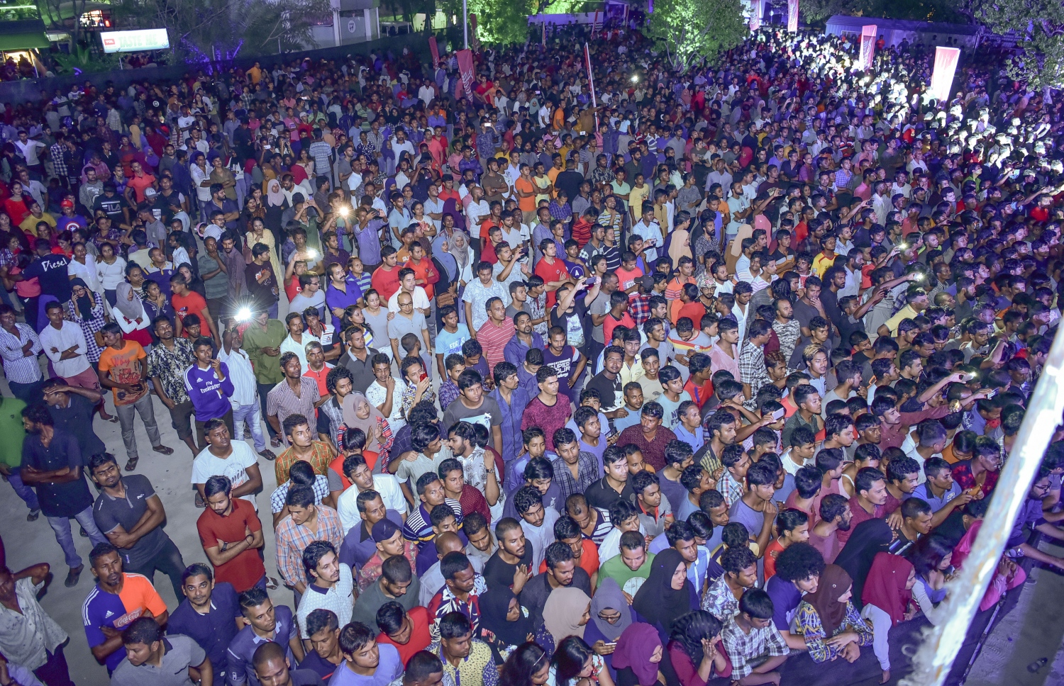 މާލެ: ޑިސެމްބަރު 31، 2017- އާ އަހަރު ފެށުން ފާހަގަކުރަން އަލިމަސް ކާނިވަލުގައި ބޭއްވި ފޯރިގަދަ ޝޯގެ އޯޑިއަންސް: ހަވާއެރުވުމުގެ އިތުރުން ޕާކިސްތާނުގެ މަޝްހޫރު ލަވަކިޔުންތެރިޔާ ރާހަތު ފާތިހް އަލީ ޚާނާއި ބޮލީވުޑްގެ މަޝްހޫރު ލަވަކިޔުންތެރިޔާ މިކާ ސިންގްގެ ލަވަތައް ހުށަހެޅި މި ޝޯ ބެލުމަށް އެތައް ހާސް ބަޔަކު އެއްވި.---ފޮޓޯ: ނިޝާން އަލީ/މިހާރު