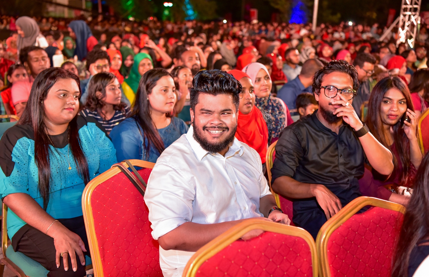 މާލެ: ޑިސެމްބަރު 31، 2017- އާ އަހަރު ފެށުން ފާހަގަކުރަން އަލިމަސް ކާނިވަލުގައި ބޭއްވި ފޯރިގަދަ ޝޯ ބެލުމަށް ދިޔަ ބައެއް މީހުން: ހަވާއެރުވުމުގެ އިތުރުން ޕާކިސްތާނުގެ މަޝްހޫރު ލަވަކިޔުންތެރިޔާ ރާހަތު ފާތިހް އަލީ ޚާނާއި ބޮލީވުޑްގެ މަޝްހޫރު ލަވަކިޔުންތެރިޔާ މިކާ ސިންގްގެ ލަވަތައް ހުށަހެޅި މި ޝޯ ބެލުމަށް އެތައް ހާސް ބަޔަކު އެއްވި.---ފޮޓޯ: ނިޝާން އަލީ/މިހާރު