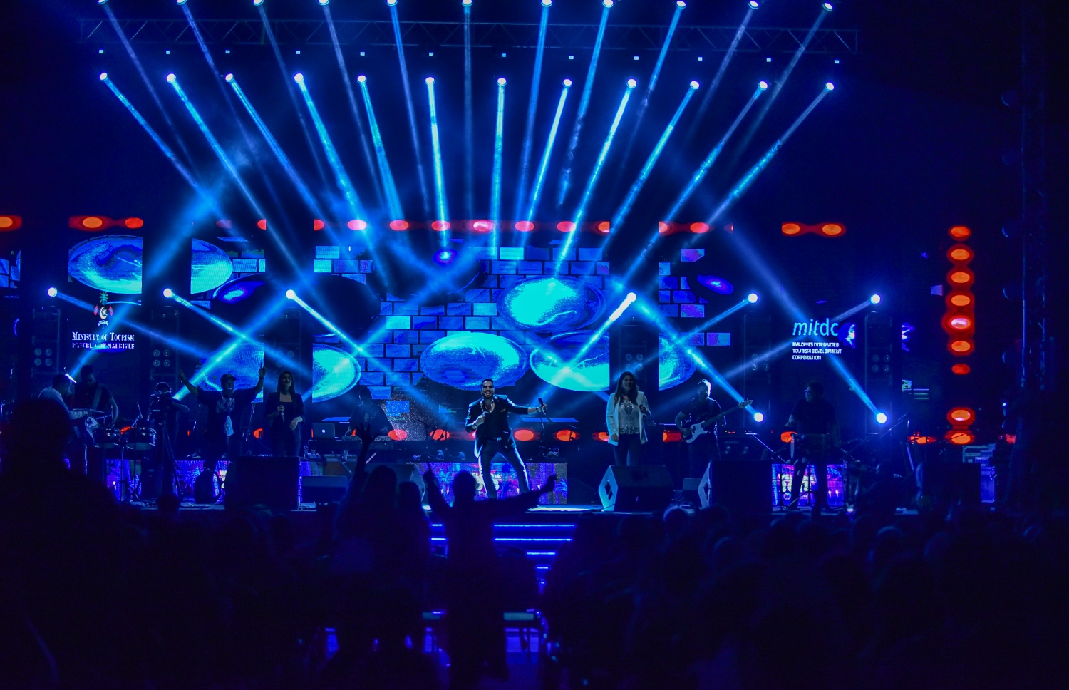 މާލެ: ޑިސެމްބަރު 31، 2017- އާ އަހަރު ފެށުން ފާހަގަކުރަން އަލިމަސް ކާނިވަލުގައި މިއުޒިކް ޝޯ ކުރިއަށް ގެންދަނީ: އާ އަހަރު ފެށުމާ ދިމާކޮށް ބޭއްވި މި ޝޯ ގައި ހަވާއެރުވުމުގެ އިތުރުން ޕާކިސްތާނުގެ މަޝްހޫރު ލަވަކިޔުންތެރިޔާ ރާހަތު ފާތިހް އަލީ ޚާނާއި ބޮލީވުޑްގެ މަޝްހޫރު ލަވަކިޔުންތެރިޔާ މިކާ ސިންގްގެ ލަވަތައް ހުށަހެޅުން އޮތް.---ފޮޓޯ: ނިޝާން އަލީ/މިހާރު