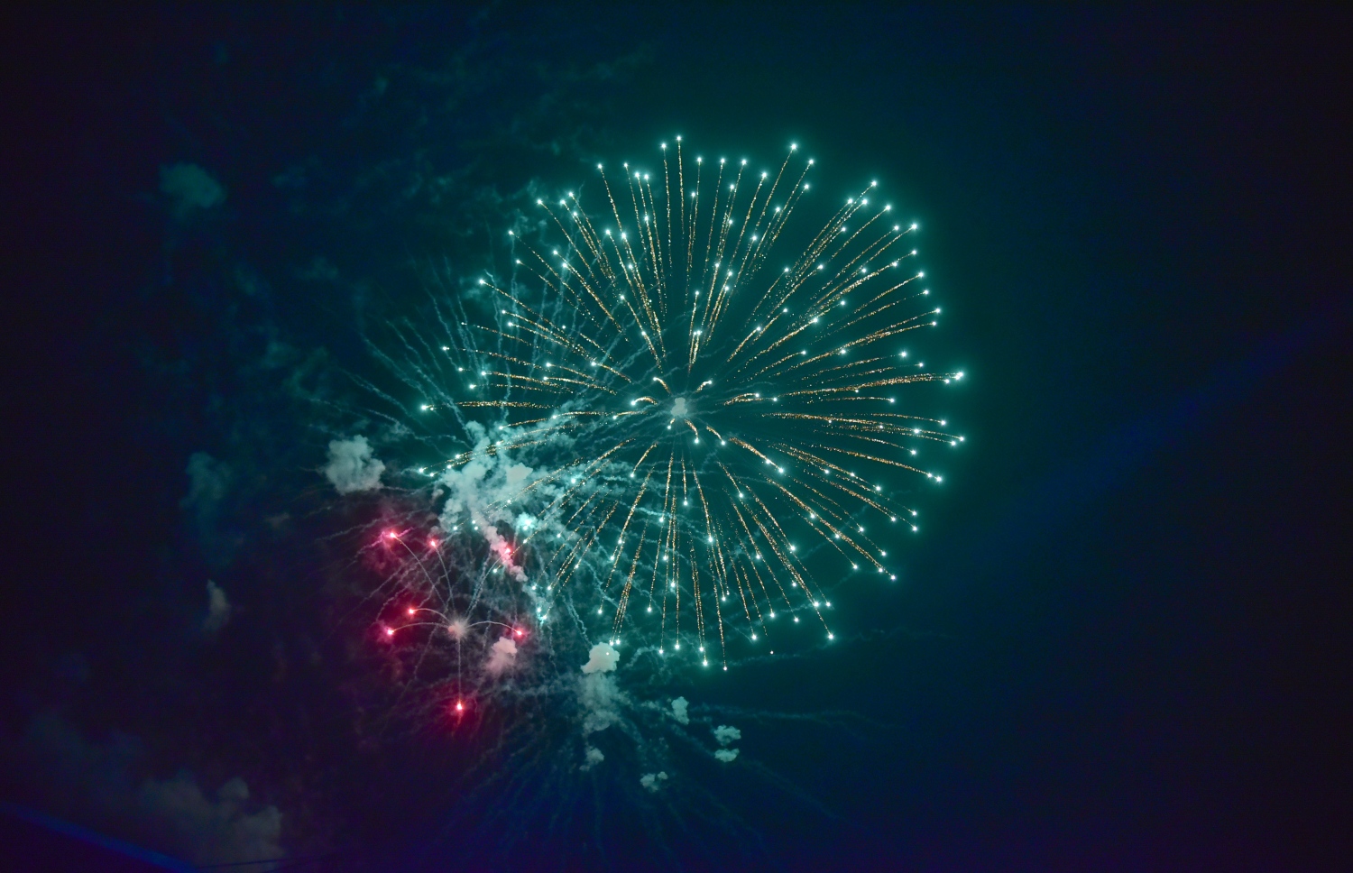 މާލެ: ޑިސެމްބަރު 31، 2017- އާ އަހަރު ފެށުން ފާހަގަކުރަން އަލިމަސް ކާނިވަލުގައި މިރޭ ހަވާއަރުވަނީ: އާ އަހަރު ފެށުމާ ދިމާކޮށް ބޭއްވި މި ޝޯ ގައި ހަވާއެރުވުމުގެ އިތުރުން ޕާކިސްތާނުގެ މަޝްހޫރު ލަވަކިޔުންތެރިޔާ ރާހަތު ފާތިހް އަލީ ޚާނާއި ބޮލީވުޑްގެ މަޝްހޫރު ލަވަކިޔުންތެރިޔާ މިކާ ސިންގްގެ ލަވަތައް ހުށަހެޅުން އޮތް.---ފޮޓޯ: ނިޝާން އަލީ/މިހާރު