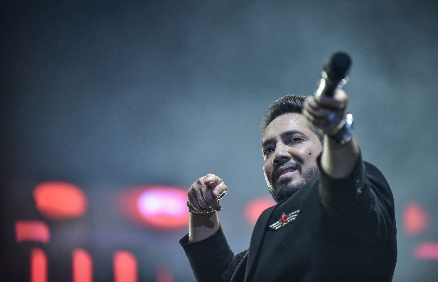 މާލެ: ޑިސެމްބަރު 31، 2017- އާ އަހަރު ފެށުން ފާހަގަކުރަން އަލިމަސް ކާނިވަލުގައި ބޭއްވި މިއުޒިކް ޝޯ ގައި މިކާ ސިންގް ލަވައެއް ހުށަހަޅާއިރު އޯޑިއަންސުން އޭނާގެ ފަހަތުން އެ ލަވަ ކިޔަނީ: މި ޝޯ އަށް އާންމުންގެ ބޮޑު ތަރުހީބެއް ލިބުނު.---ފޮޓޯ: ނިޝާން އަލީ/މިހާރު