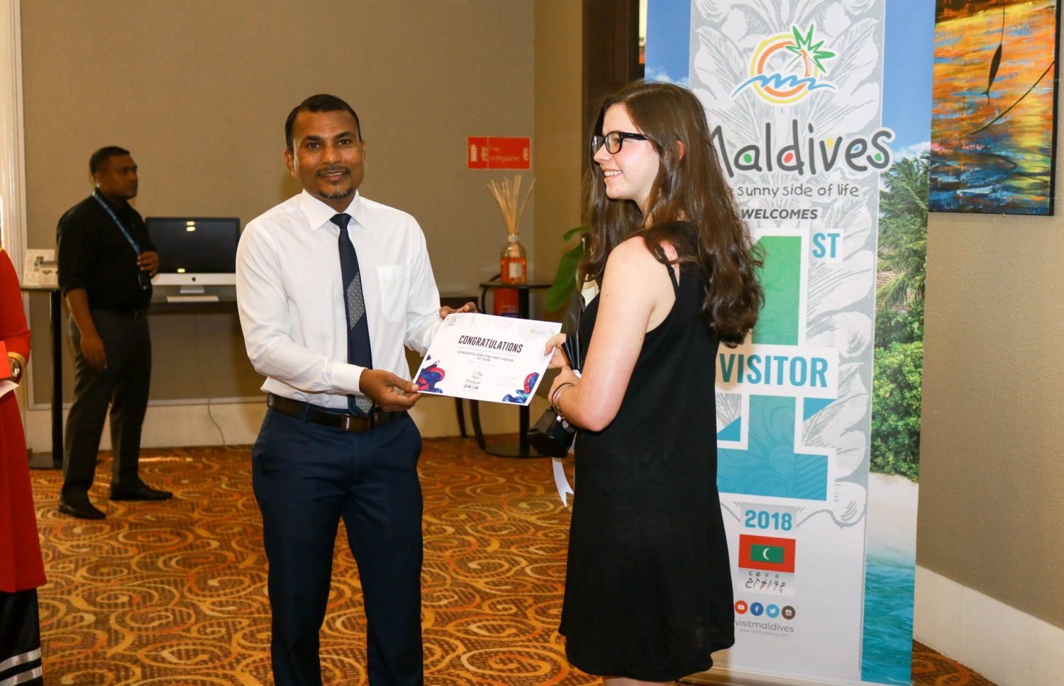 ފުރަތަމަ ފަތުރުވެރިޔާކަން އަންގައިދޭ ހަދާނީ ލިޔުން ޖޯޖިނާ އަށް ހަވާލު ކުރަނީ.