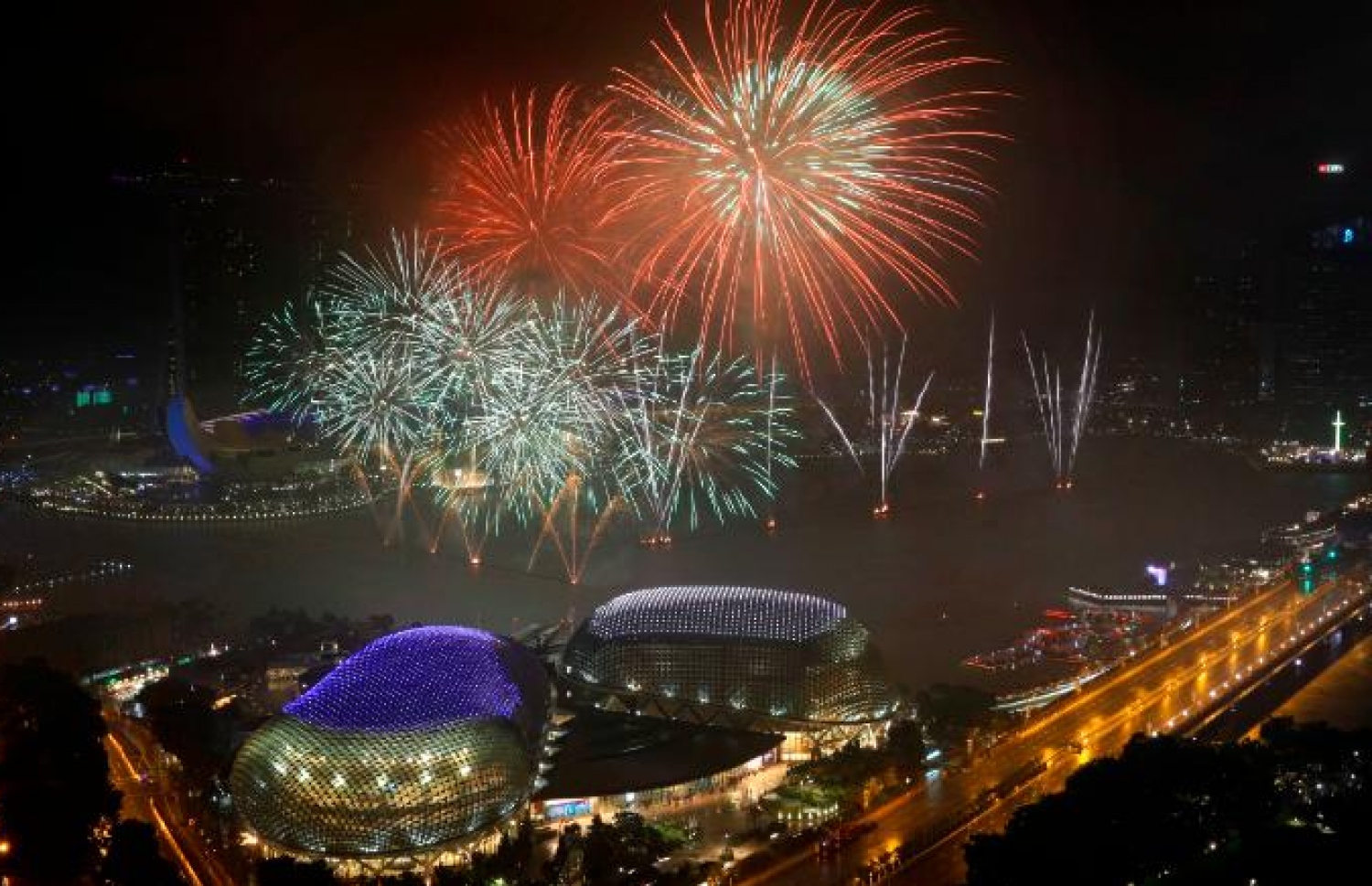 މީލާދީ 2018 ވަނަ އަހަރު ފެށުން ފާހަގަ ކުރުމުގެ ގޮތުން ސިންގަޕޫރުގެ ފައިނޭންޝިއަލް ޑިސްޓްރިކްޓްގައި ހަވާ އަރުވަނީ. އައު އަހަރު ފާހަގަކުރުމުގެ ހަރަކާތްތަކަށް ދުނިޔޭގެ ހުރިހާ ގައުމުތަކެއްގައި ވެސް ވަނީ ސަލާމަތީ ފިޔަވަޅުތައް ވަރަށް ވަރުގަދަ ކޮށްފައި. ފޮޓޯ ސީއެންއެން