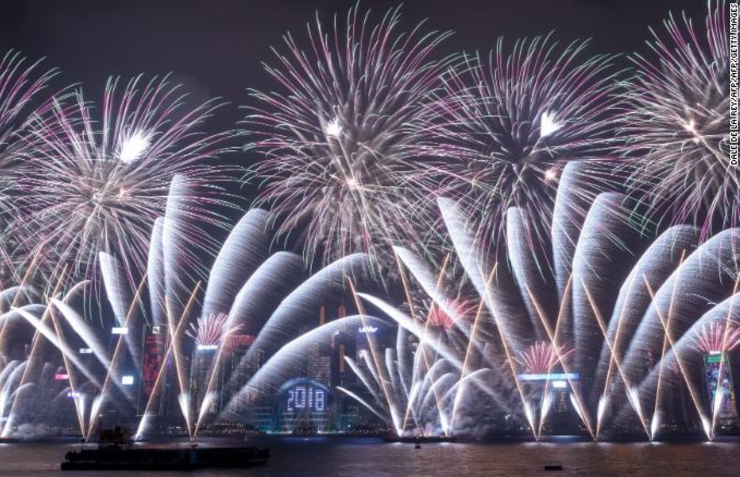 މީލާދީ 2018 ވަނަ އަހަރު ފެށުން ފާހަގަ ކުރުމުގެ ގޮތުން ހޮންގް ކޮންގްގެ ވިކްޓޯޜިއާ ބަނދަރުގައި ހަވާ އަރުވަނީ. އައު އަހަރު ފާހަގަކުރުމުގެ ހަރަކާތްތަކަށް ދުނިޔޭގެ ހުރިހާ ގައުމުތަކެއްގައި ވެސް ވަނީ ސަލާމަތީ ފިޔަވަޅުތައް ވަރަށް ވަރުގަދަ ކޮށްފައި. ފޮޓޯ ސީއެންއެން