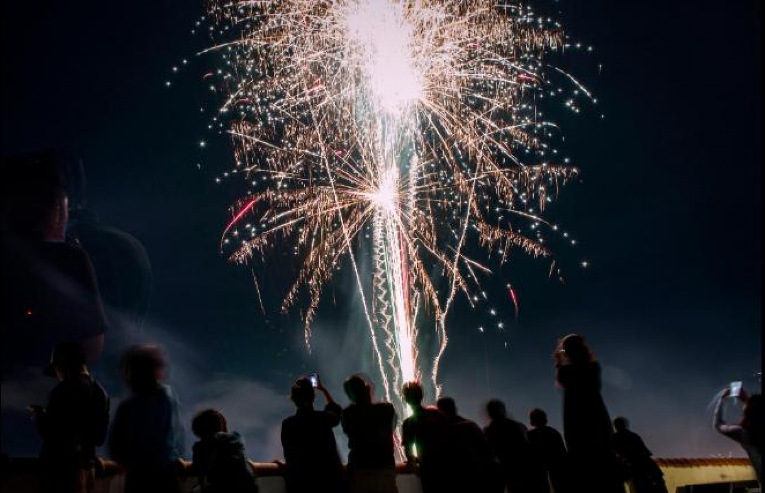 މީލާދީ 2018 ވަނަ އަހަރު ފެށުން ފާހަގަ ކުރުމުގެ ގޮތުން އިންޑޮނީޝިޔާގައި ހަވާ އަރުވަނީ. އައު އަހަރު ފާހަގަކުރުމުގެ ހަރަކާތްތަކަށް ދުނިޔޭގެ ހުރިހާ ގައުމުތަކެއްގައި ވެސް ވަނީ ސަލާމަތީ ފިޔަވަޅުތައް ވަރަށް ވަރުގަދަ ކޮށްފައި. ފޮޓޯ ސީއެންއެން