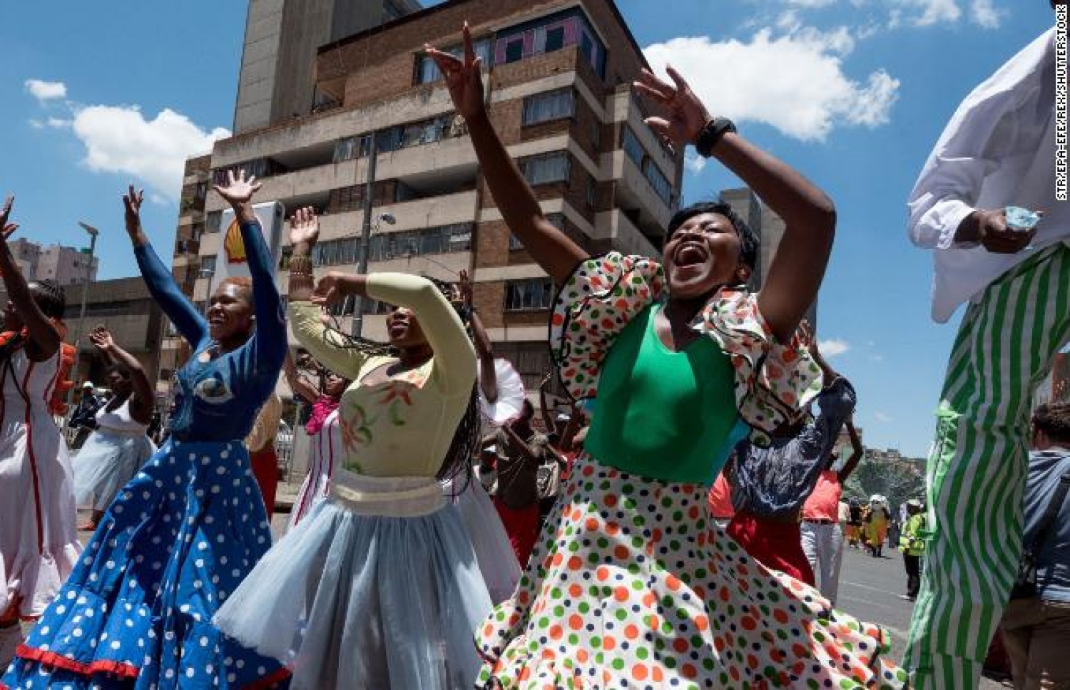 މީލާދީ 2018 ވަނަ އަހަރު ފެށުން ފާހަގަ ކުރުމުގެ ގޮތުން ދެކުނު އެފްރިކާގެ ވެރިރަށް ޖޮހަނެސްބާގްގައި ބޭއްވި ޖޮބާގް ކާނިވަލުގައި ބަޔަކު ސަގާފީ ނެށުމެއްގައި. އައު އަހަރު ފާހަގަކުރުމުގެ ހަރަކާތްތަކަށް ދުނިޔޭގެ ހުރިހާ ގައުމުތަކެއްގައި ވެސް ވަނީ ސަލާމަތީ ފިޔަވަޅުތައް ވަރަށް ވަރުގަދަ ކޮށްފައި. ފޮޓޯ ސީއެންއެން