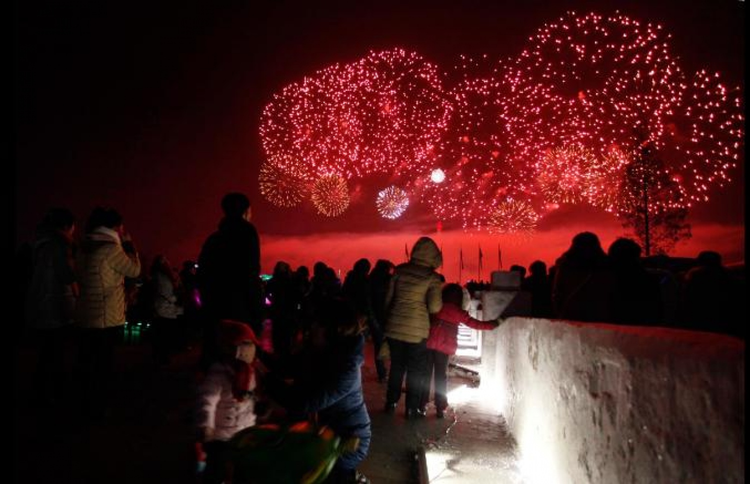 މީލާދީ 2018 ވަނަ އަހަރު ފެށުން ފާހަގަ ކުރުމުގެ ގޮތުން އުތުރު ކޮރެއާގެ ވެރިރަށް ޕިޔޮންގްޔަންގްގައި ހަވާ އަރުވާ އިރު އާއިލާތައް އުފާ ފާޅުކުރަނީ. އައު އަހަރު ފާހަގަކުރުމުގެ ހަރަކާތްތަކަށް ދުނިޔޭގެ ހުރިހާ ގައުމުތަކެއްގައި ވެސް ވަނީ ސަލާމަތީ ފިޔަވަޅުތައް ވަރަށް ވަރުގަދަ ކޮށްފައި. ފޮޓޯ ސީއެންއެން