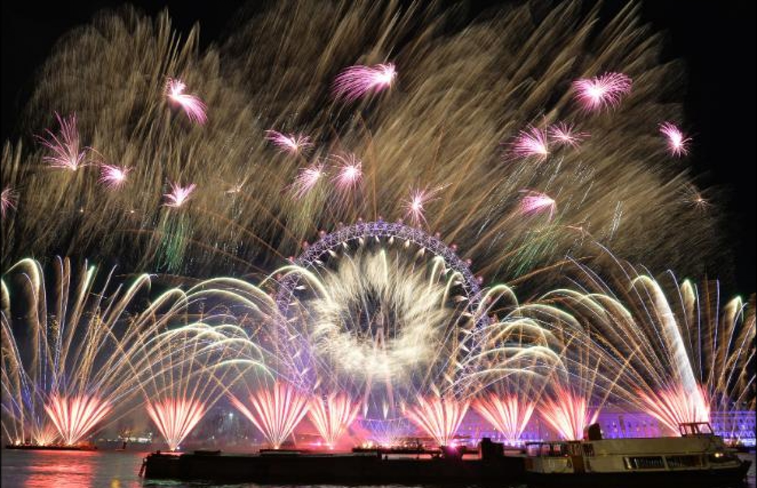 މީލާދީ 2018 ވަނަ އަހަރު ފެށުން ފާހަގަ ކުރުމުގެ ގޮތުން އިނގިރޭސި ވިލާތުގެ ވެރިރަށް ލަންޑަންގެ މެދުތެރޭގައި ހަވާ އަރުވަނީ. އައު އަހަރު ފާހަގަކުރުމުގެ ހަރަކާތްތަކަށް ދުނިޔޭގެ ހުރިހާ ގައުމުތަކެއްގައި ވެސް ވަނީ ސަލާމަތީ ފިޔަވަޅުތައް ވަރަށް ވަރުގަދަ ކޮށްފައި. ފޮޓޯ ސީއެންއެން