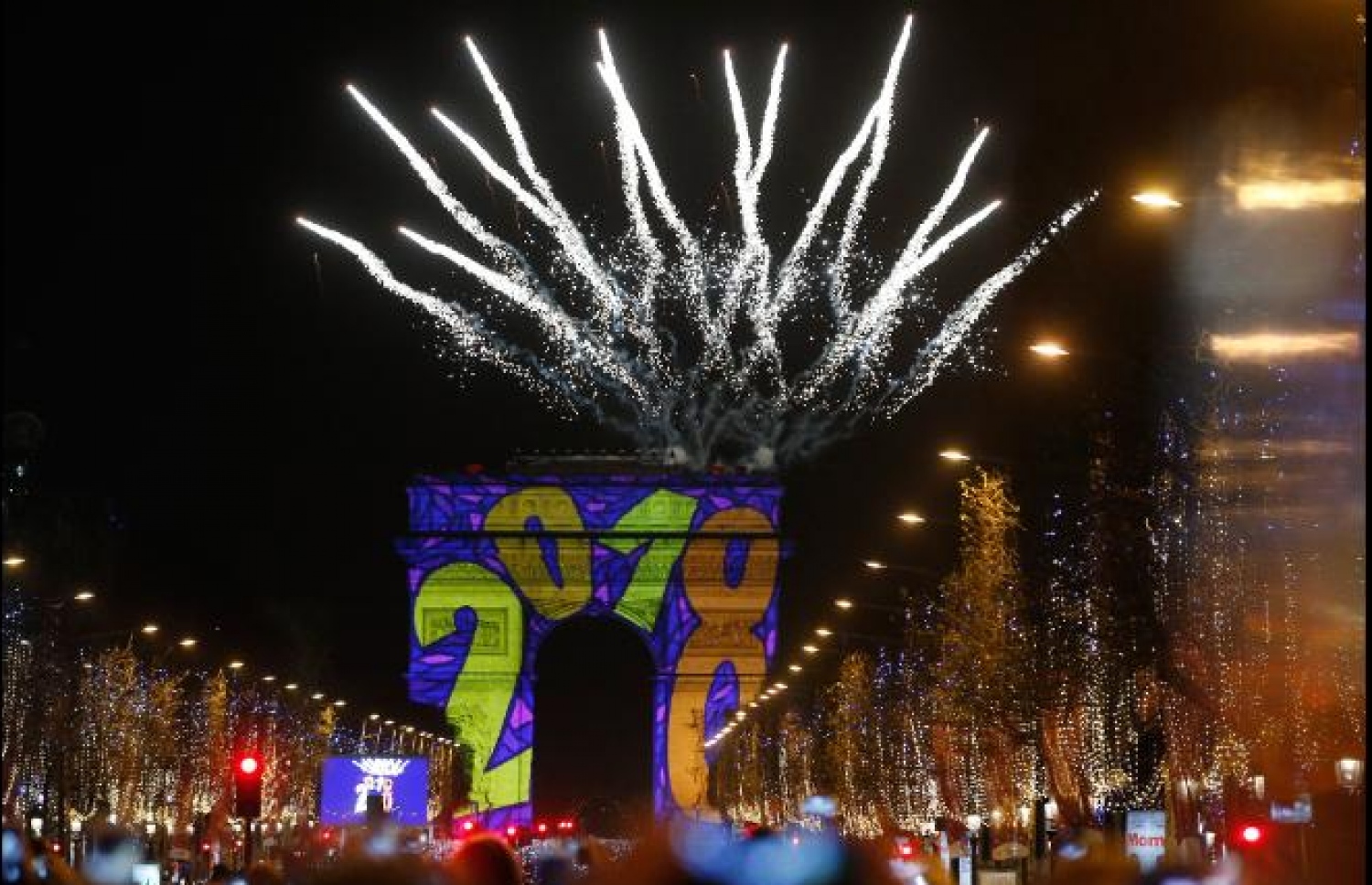 މީލާދީ 2018 ވަނަ އަހަރު ފެށުން ފާހަގަ ކުރުމުގެ ގޮތުން ފަރަންސޭސި ވިލާތުގެ ވެރިރަށް ޕެރިހުގައި ހަވާ އަރުވަނީ. އައު އަހަރު ފާހަގަކުރުމުގެ ހަރަކާތްތަކަށް ދުނިޔޭގެ ހުރިހާ ގައުމުތަކެއްގައި ވެސް ވަނީ ސަލާމަތީ ފިޔަވަޅުތައް ވަރަށް ވަރުގަދަ ކޮށްފައި. ފޮޓޯ ސީއެންއެން