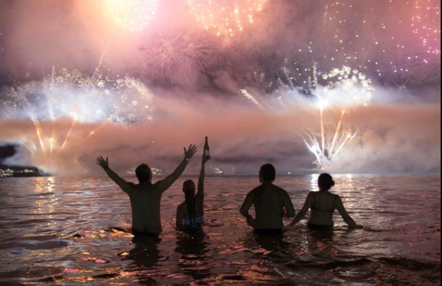 މީލާދީ 2018 ވަނަ އަހަރު ފެށުން ފާހަގަ ކުރުމުގެ ގޮތުން ބްރެޒީލްގެ ރިއޯޑި ޖެނެއިރޯގައި ހަވާ އަރުވާ އިރު، މޫދަށް އެރި ތިބި ބަޔަކު އެ މަންޒަރު ބަލަނީ. އައު އަހަރު ފާހަގަކުރުމުގެ ހަރަކާތްތަކަށް ދުނިޔޭގެ ހުރިހާ ގައުމުތަކެއްގައި ވެސް ވަނީ ސަލާމަތީ ފިޔަވަޅުތައް ވަރަށް ވަރުގަދަ ކޮށްފައި. ފޮޓޯ ސީއެންއެން