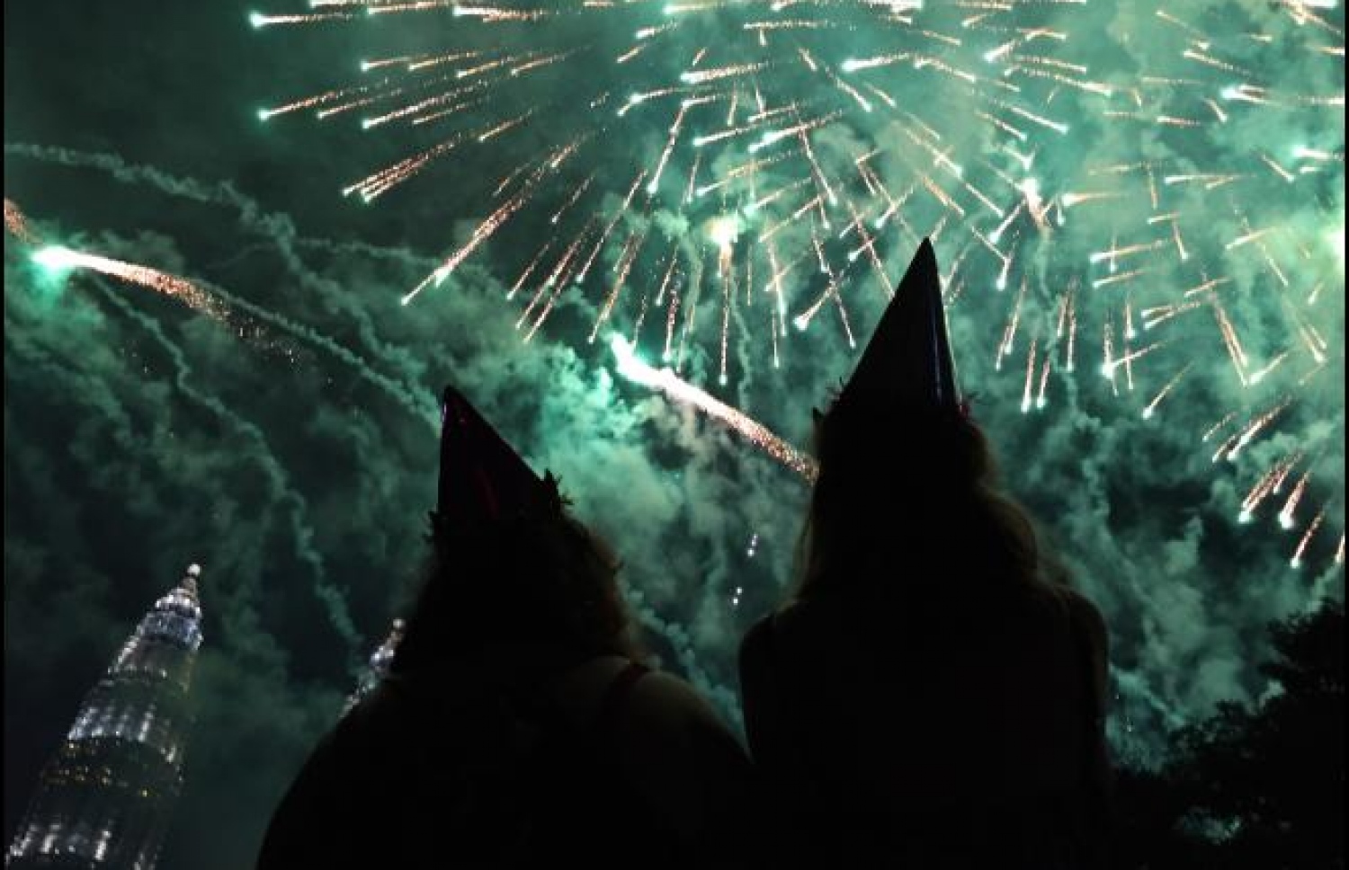 މީލާދީ 2018 ވަނަ އަހަރު ފެށުން ފާހަގަ ކުރުމުގެ ގޮތުން މެލޭޝިޔާގެ ވެރިރަށް ކުއާލަ ލަމްޕޫރުގައި ހަވާ އަރުވަނީ. އައު އަހަރު ފާހަގަކުރުމުގެ ހަރަކާތްތަކަށް ދުނިޔޭގެ ހުރިހާ ގައުމުތަކެއްގައި ވެސް ވަނީ ސަލާމަތީ ފިޔަވަޅުތައް ވަރަށް ވަރުގަދަ ކޮށްފައި. ފޮޓޯ ސީއެންއެން