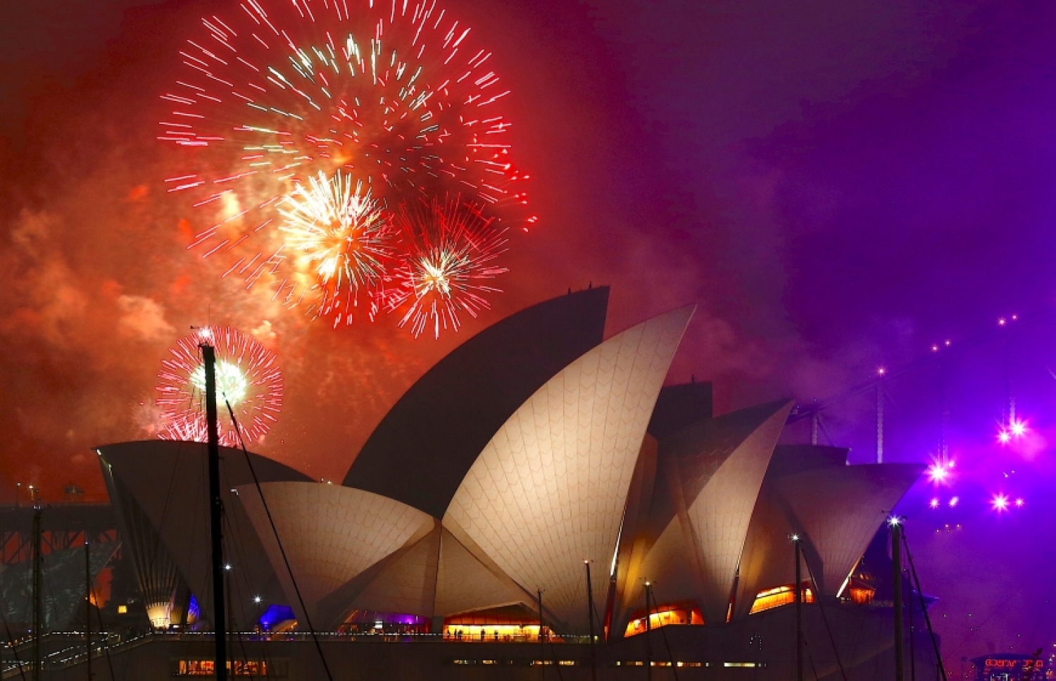 މީލާދީ 2018 ވަނަ އަހަރު ފެށުން ފާހަގަކުރުމުގެ ގޮތުން އޮސްޓްރޭލިޔާގެ އޮޕެރޭ ހައުސް ކައިރީގައި ހަވާ އަރުވަނީ: އައު އަހަރު ފާހަގަ ކުރުމަށްޓަކައި ދުނިޔޭގެ ހުރިހާ ގައުމުތަކެއްގައި ވެސް ވަނީ ސަލާމަތީ ފިޔަވަޅުތައް ވަރަށް ވަރުގަދަ ކޮށްފައި. ފޮޓޯ ރޮއިޓާސް