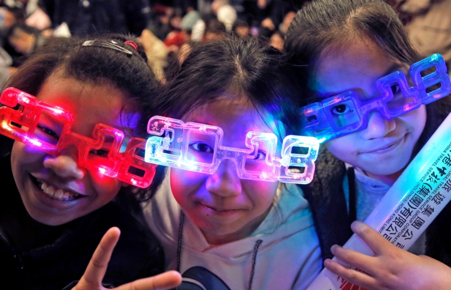 މީލާދީ 2018 ވަނަ އަހަރު ފެށުން ފާހަގަކުރުމުގެ ގޮތުން ހޮންގް ކޮންގްގައި ބޭއްވި ކުޅިވަރުތައް ބަލަން ދިޔަ ކުދިންތަކެއް 2018 ޖަހާފައިވާ އައިނުތަކެއް އަޅައިގެން: އައު އަހަރު ފާހަގަ ކުރުމަށްޓަކައި ދުނިޔޭގެ ހުރިހާ ގައުމުތަކެއްގައި ވެސް ވަނީ ސަލާމަތީ ފިޔަވަޅުތައް ވަރަށް ވަރުގަދަ ކޮށްފައި. ފޮޓޯ ގެޓީ އިމޭޖް