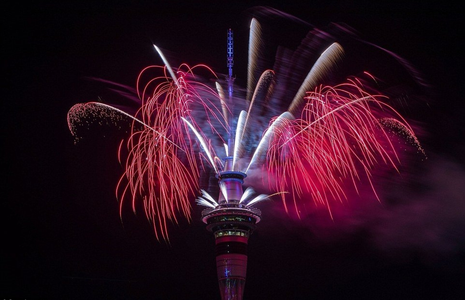 ނިއު ޒީލޭންޑްގެ އޯކްލޭންޑްގައި މީލާދީ 2018 ވަނަ އަހަރު ފެށުން ފާހަގަކުރުމުގެ ގޮތުން ހަވާ އަރުވަނީ: އައު އަހަރު ފާހަގަ ކުރުމަށްޓަކައި ދުނިޔޭގެ ހުރިހާ ގައުމުތަކެއްގައި ވެސް ވަނީ ސަލާމަތީ ފިޔަވަޅުތައް ވަރަށް ވަރުގަދަ ކޮށްފައި. ފޮޓޯ ގެޓީ އިމޭޖް