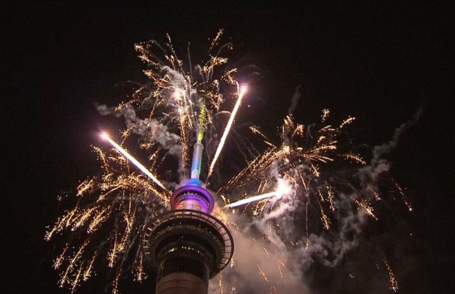 ނިއު ޒީލޭންޑްގެ އޯކްލޭންޑްގައި މީލާދީ 2018 ވަނަ އަހަރު ފެށުން ފާހަގަކުރުމުގެ ގޮތުން ހަވާ އަރުވަނީ: އައު އަހަރު ފާހަގަ ކުރުމަށްޓަކައި ދުނިޔޭގެ ހުރިހާ ގައުމުތަކެއްގައި ވެސް ވަނީ ސަލާމަތީ ފިޔަވަޅުތައް ވަރަށް ވަރުގަދަ ކޮށްފައި. ފޮޓޯ ގެޓީ އިމޭޖް