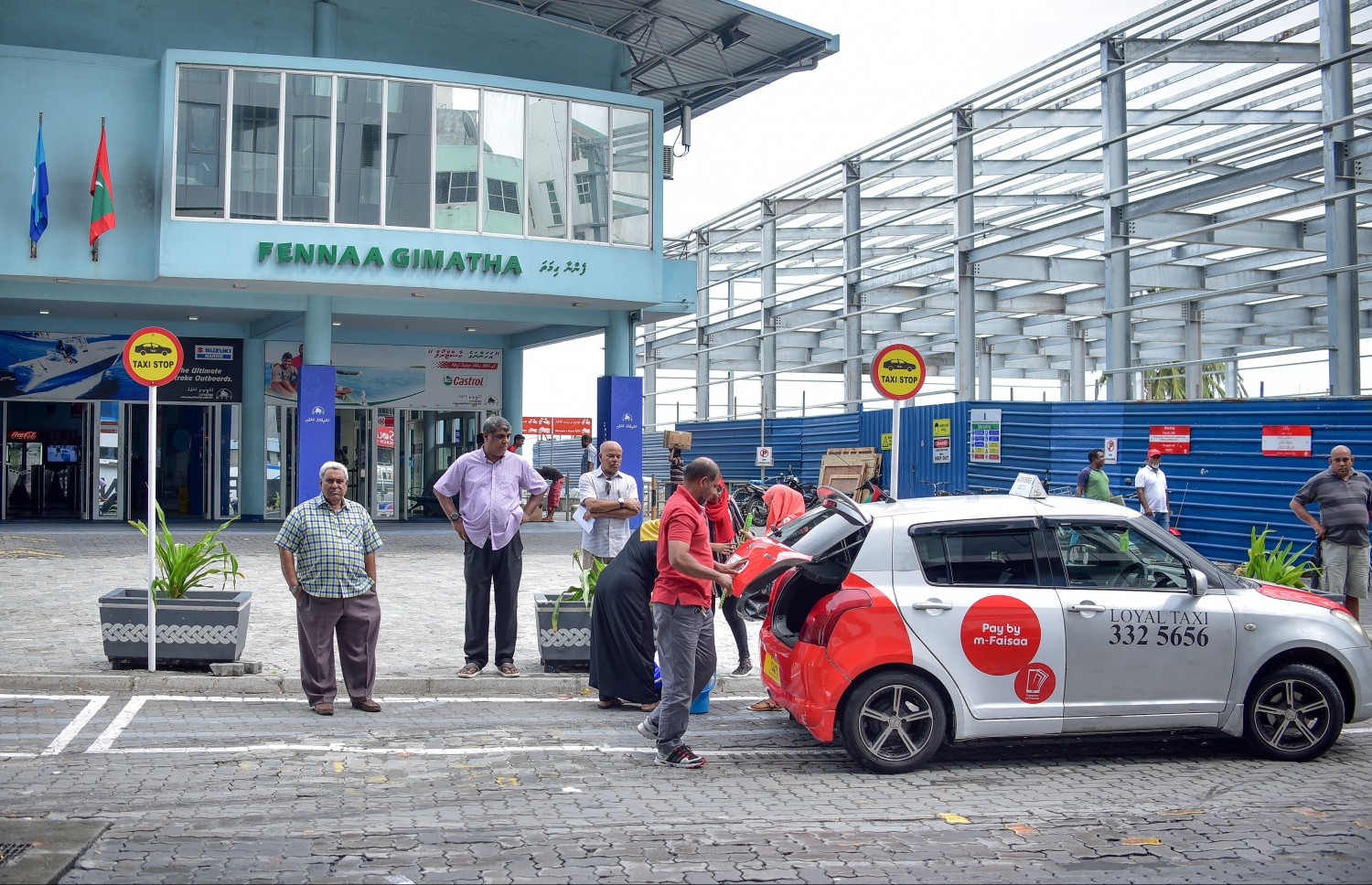 ހުޅުމާލެ ފެރީ ޓާމިނަލް ކުރިމަތީގައި އަލަށް ހެދި ޓެކްސީ ޕާކިން ޒޯނުގައި ޓެކްސީއެއް މަޑުކޮށްގެން: ރާއްޖޭގައި ވެސް އޮންލައިން ޓެކްސީގެ ހިދުމަތް ފުޅާ ދާއިރާއެއްގައި ދޭން ޖެހޭ. ފޮޓޯ: ނިޝާން އަލީ /މިހާރު