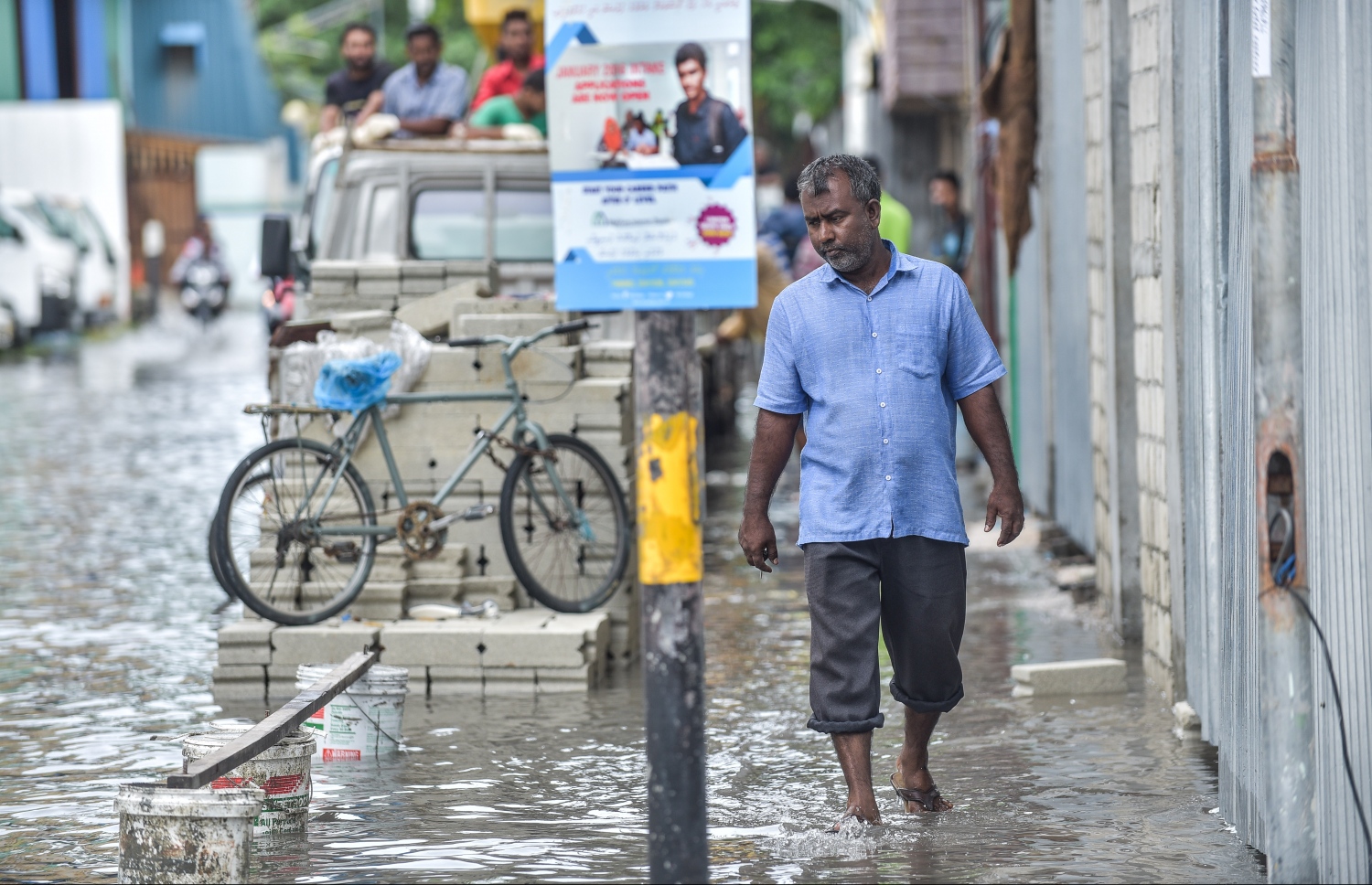 މާލެ: ޖެނުއަރީ 3، 2018- ރޭ ފަތިހު މާލެއަށް ކުރި ވިއްސާރާގައި ފެންބޮޑުވެފައިވާ މަގަކުން މީހަކު ހިނގާފައި ދަނީ: މާލޭގެ ބައެއް މަގުތައް ރަނގަޅު ފެންވަރަކަށް ހަދައި، ފެން ހިންދާ ނިޒާމު އަލުން ގާއިމްކުރި ނމަަވެސް ފެންބޮޑުވުމުގެ މައްސަލައަށް ހައްލެއް ނުލިބޭ.---ފޮޓޯ: ނިޝާން އަލީ/މިހާރު