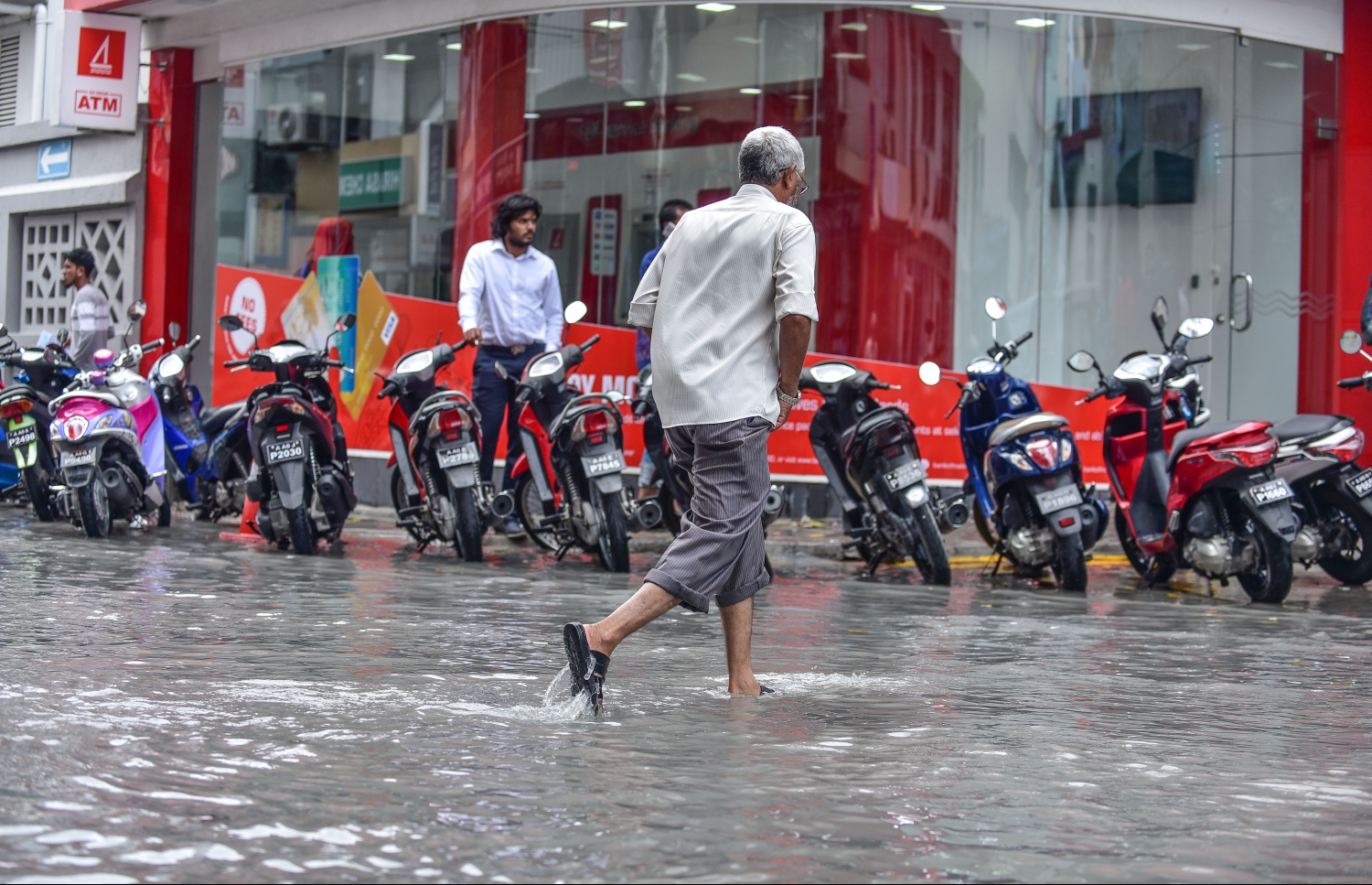 މާލެ: ޖެނުއަރީ 3، 2018- ރޭ ފަތިހު މާލެއަށް ކުރި ވިއްސާރާގައި ފެންބޮޑުވެފައިވާ މަގެއްގައި މީހަކު ހިނގާފައި ދަނީ: ރޭ ފަތިހުން ފެށިގެން ހެނދުނު އަށެއް ޖެހުމާ ހަމައަށް މެދުނުކެނޑި ކުރި ވިއްސާރާގައި މާލޭގެ ބައެއް މަގުތަކުގައި ފެންބޮޑުވެ، އާންމުންނަށް ދަތިތައް ކުރިމަތިވި.---ފޮޓޯ: ނިޝާން އަލީ/މިހާރު