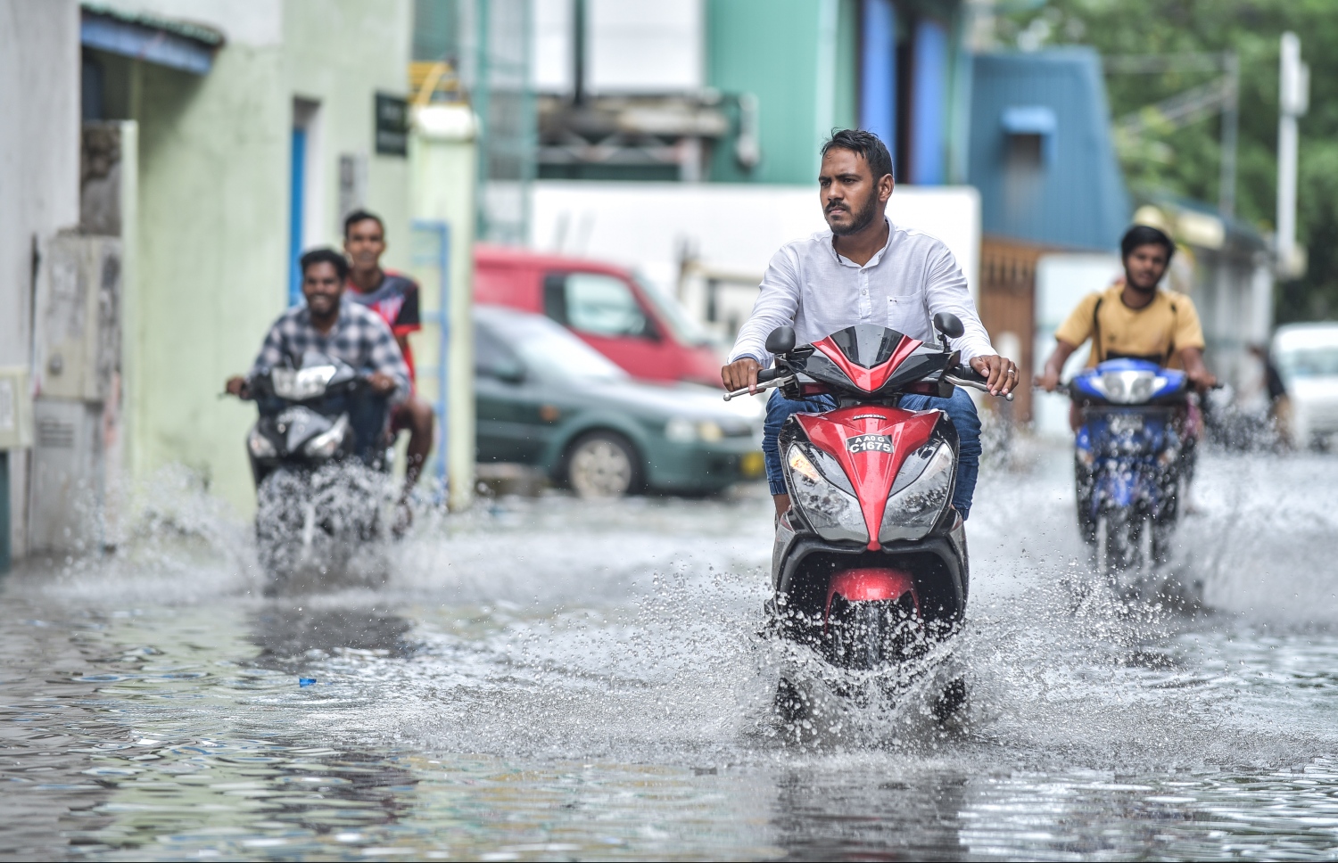 މާލެ: ޖެނުއަރީ 3، 2018- ރޭ ފަތިހު މާލެއަށް ކުރި ވިއްސާރާގައި ފެންބޮޑުވެފައިވާ މަގެއްގައި ބަޔަކު ސައިކަލް ދުއްވާފައި ދަނީ: މާލޭގެ ބައެއް މަގުތައް ރަނގަޅު ފެންވަރަކަށް ހަދައި، ފެން ހިންދާ ނިޒާމު އަލުން ގާއިމްކުރި ނމަަވެސް ފެންބޮޑުވުމުގެ މައްސަލައަށް ހައްލެއް ނުލިބޭ.---ފޮޓޯ: ނިޝާން އަލީ/މިހާރު