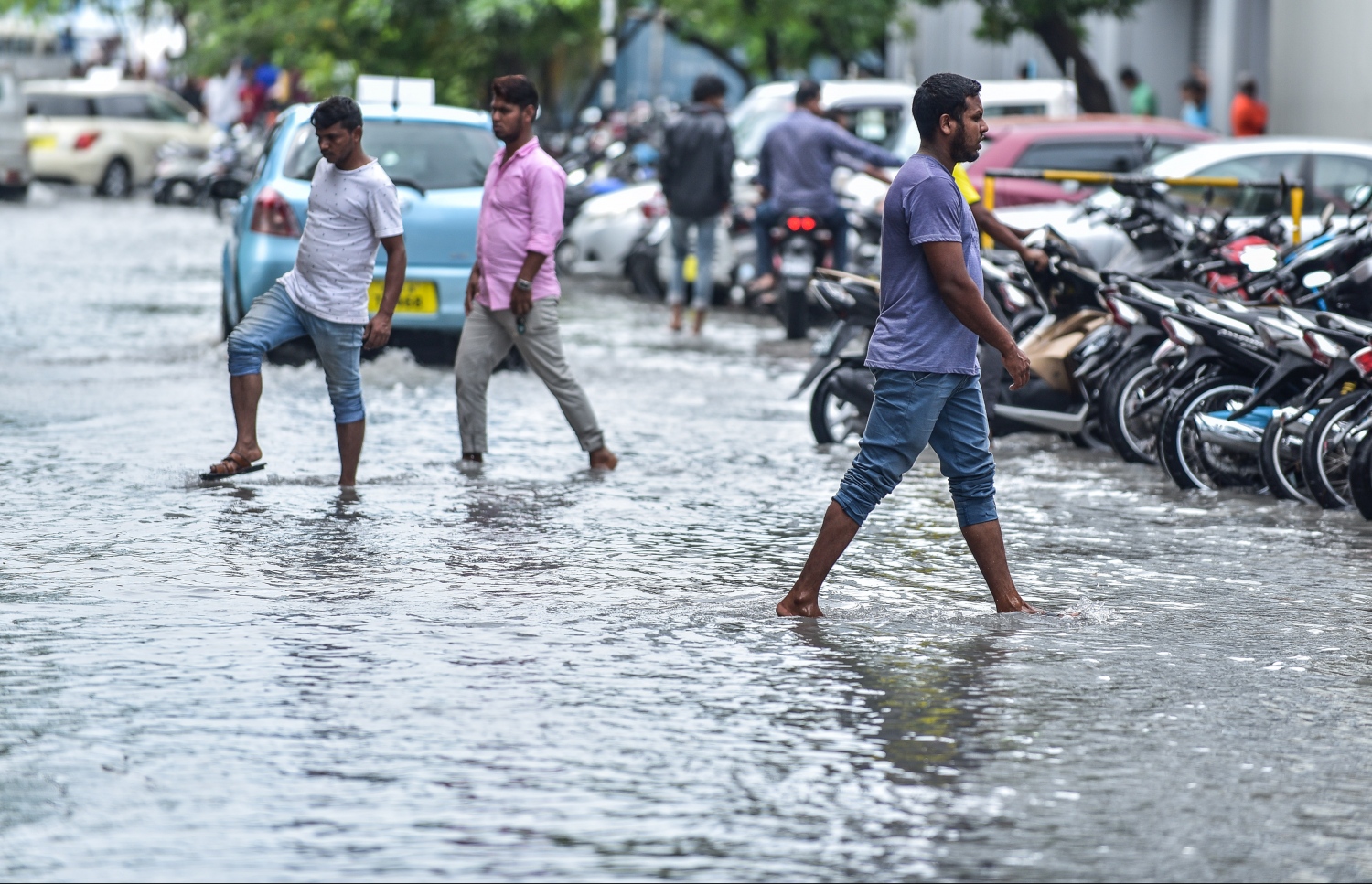 މާލެ: ޖެނުއަރީ 3، 2018- ރޭ ފަތިހު މާލެއަށް ކުރި ވިއްސާރާގައި ފެންބޮޑުވެފައިވާ މަގެއްގައި ބަޔަކު ހިނގާފައި ދަނީ: ރޭ ފަތިހުން ފެށިގެން ހެނދުނު އަށެއް ޖެހުމާ ހަމައަށް މެދުނުކެނޑި ކުރި ވިއްސާރާގައި މާލޭގެ ބައެއް މަގުތަކުގައި ފެންބޮޑުވެ، އާންމުންނަށް ދަތިތައް ކުރިމަތިވި.---ފޮޓޯ: ނިޝާން އަލީ/މިހާރު