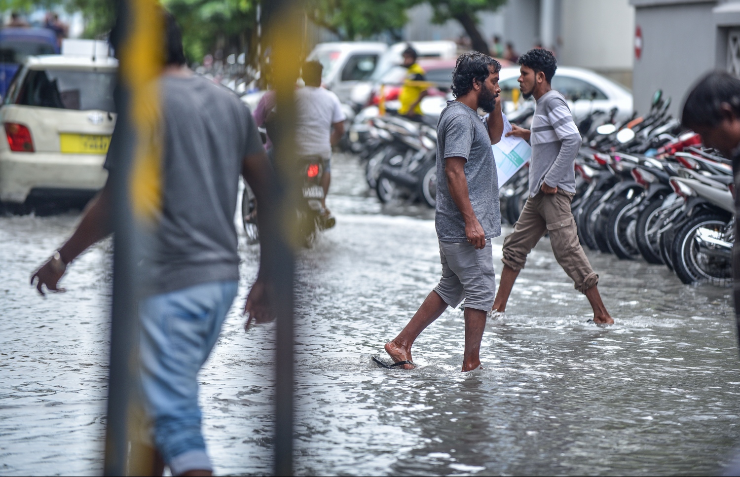 މާލެ: ޖެނުއަރީ 3، 2018- ރޭ ފަތިހު މާލެއަށް ކުރި ވިއްސާރާގައި ފެންބޮޑުވެފައިވާ މަގެއްގައި ބަޔަކު ހިނގާފައި ދަނީ: ރޭ ފަތިހުން ފެށިގެން ހެނދުނު އަށެއް ޖެހުމާ ހަމައަށް މެދުނުކެނޑި ކުރި ވިއްސާރާގައި މާލޭގެ ބައެއް މަގުތަކުގައި ފެންބޮޑުވެ، އާންމުންނަށް ދަތިތައް ކުރިމަތިވި.---ފޮޓޯ: ނިޝާން އަލީ/މިހާރު