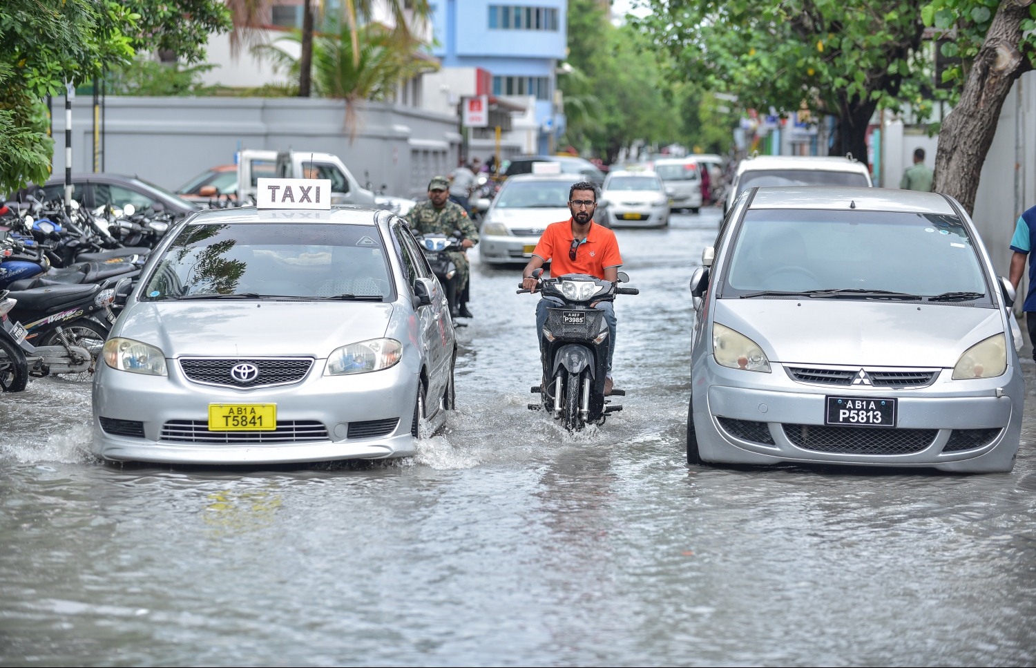 މާލެ: ޖެނުއަރީ 3، 2018- ރޭ ފަތިހު މާލެއަށް ކުރި ވިއްސާރާގައި ފެންބޮޑުވެފައިވާ މަގެއްގައި ވެހިކަލްތަކެއް ދުއްވާފައި ދަނީ: ރޭ ފަތިހުން ފެށިގެން ހެނދުނު އަށެއް ޖެހުމާ ހަމައަށް މެދުނުކެނޑި ކުރި ވިއްސާރާގައި މާލޭގެ ބައެއް މަގުތަކުގައި ފެންބޮޑުވެ، އާންމުންނަށް ދަތިތައް ކުރިމަތިވި.---ފޮޓޯ: ނިޝާން އަލީ/މިހާރު