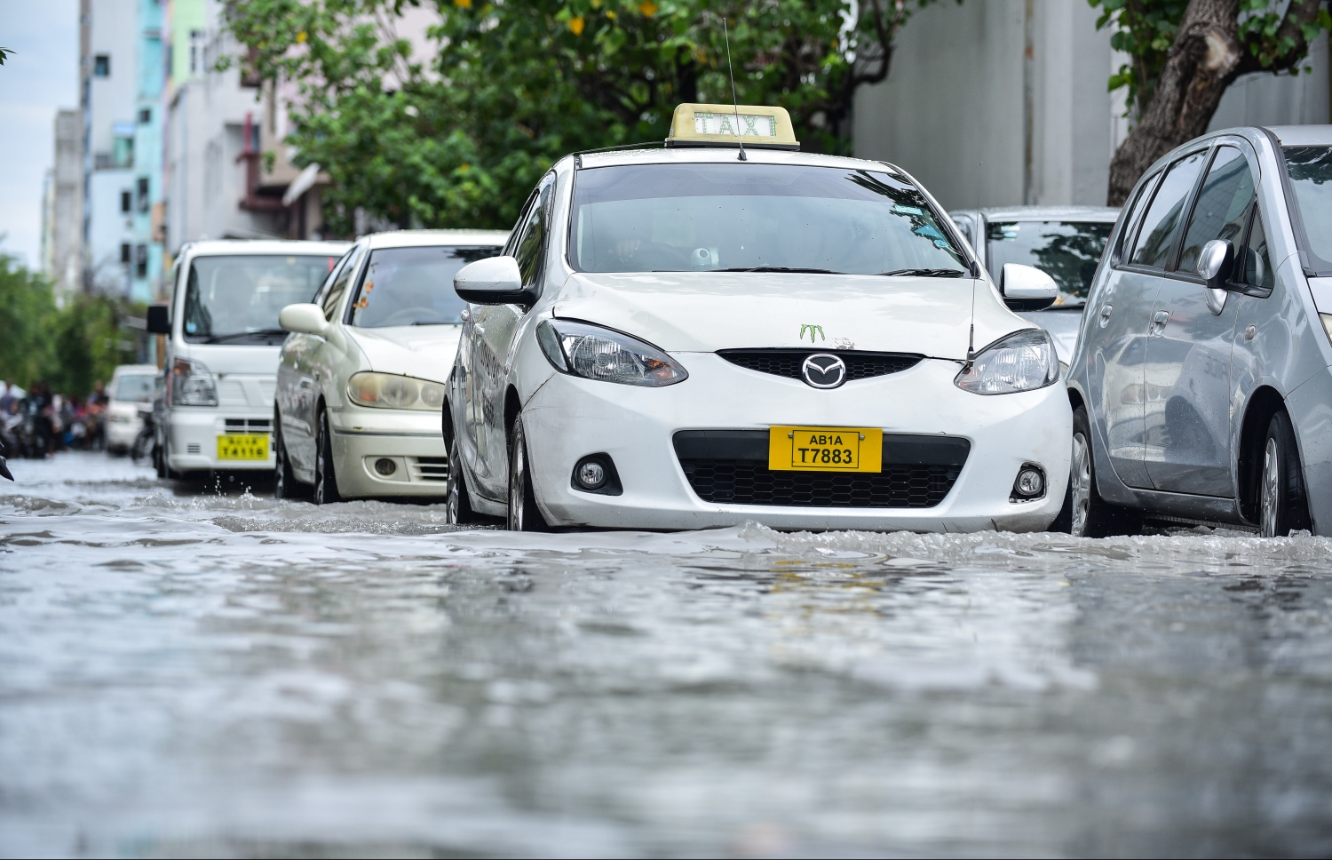 މާލެ: ޖެނުއަރީ 3، 2018- ރޭ ފަތިހު މާލެއަށް ކުރި ވިއްސާރާގައި ފެންބޮޑުވެފައިވާ މަގެއްގައި ޓެކްސީތަކެއް ދުއްވާފައި ދަނީ: މާލޭގެ ބައެއް މަގުތައް ރަނގަޅު ފެންވަރަކަށް ހަދައި، ފެން ހިންދާ ނިޒާމު އަލުން ގާއިމްކުރި ނމަަވެސް ފެންބޮޑުވުމުގެ މައްސަލައަށް ހައްލެއް ނުލިބޭ.---ފޮޓޯ: ނިޝާން އަލީ/މިހާރު